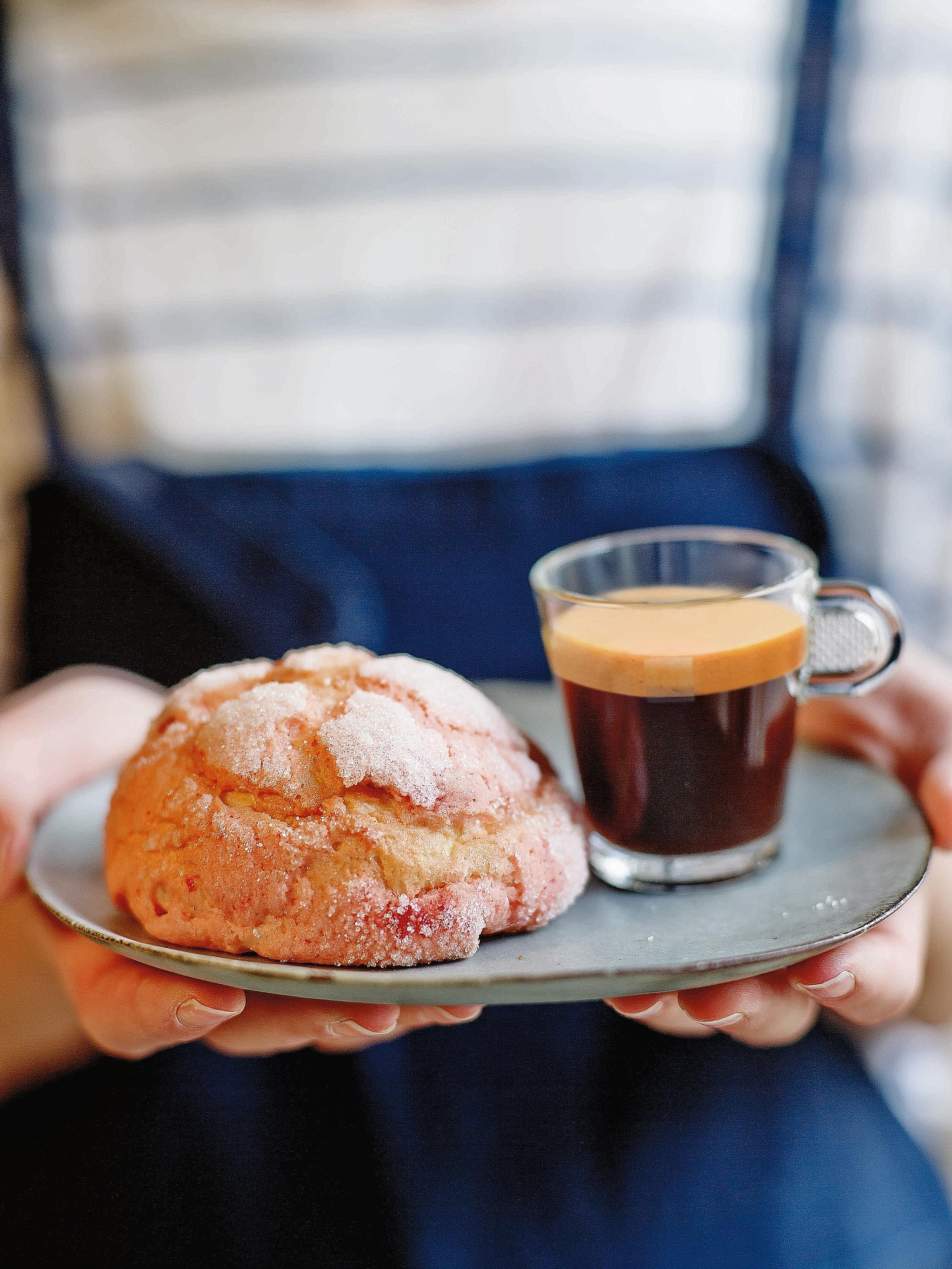 Single-serve coffee machines, such as those from Nespresso, extract coffee by injecting hot water into a capsule filled with ground coffee. Their use is similar to restaurants serving ready-made soft drinks, juices, alcohol and even hot water added t
