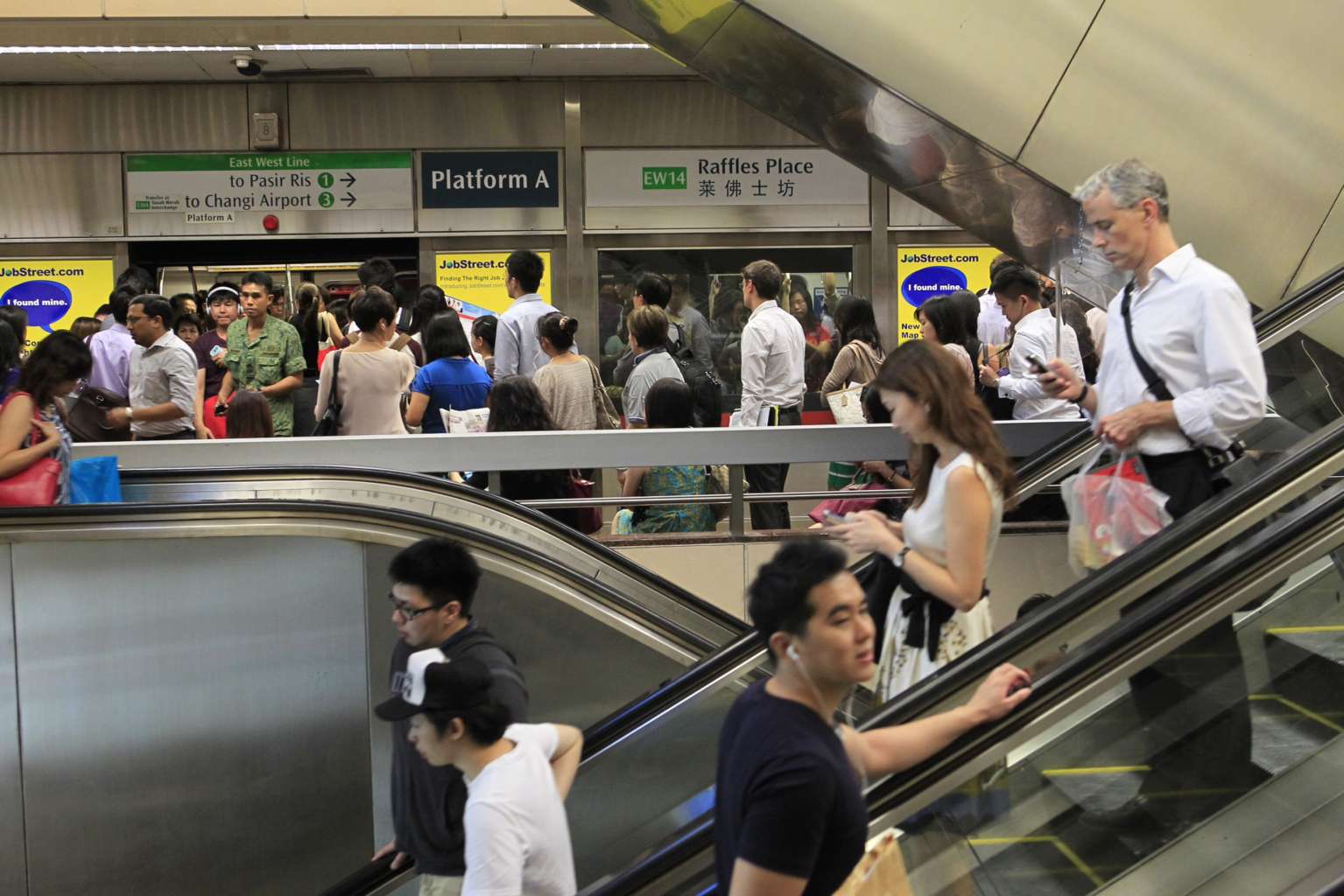 Electrical breaks to be installed at Jurong East and Raffles Place MRT  stations to delink lines | The Straits Times