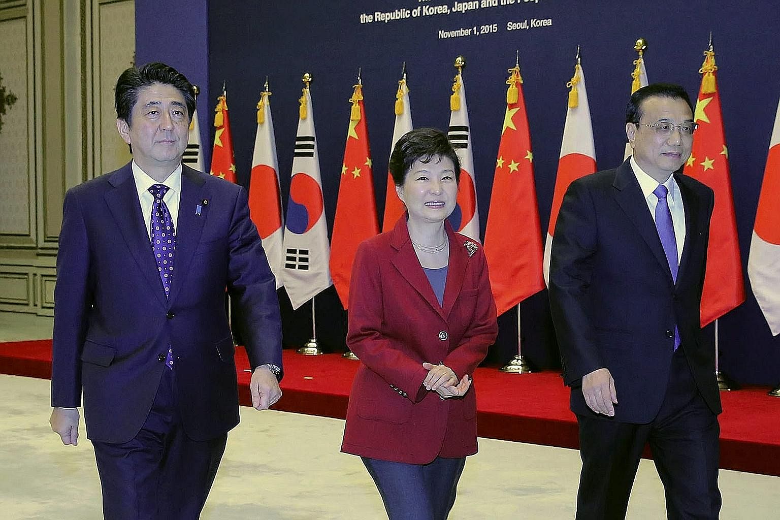 From left: Japanese Prime Minister Shinzo Abe, South Korean President Park Geun Hye and Chinese Premier Li Keqiang at the presidential office Cheong Wa Dae in Seoul, South Korea, on Sunday to hold a trilateral summit, the first such meeting among the