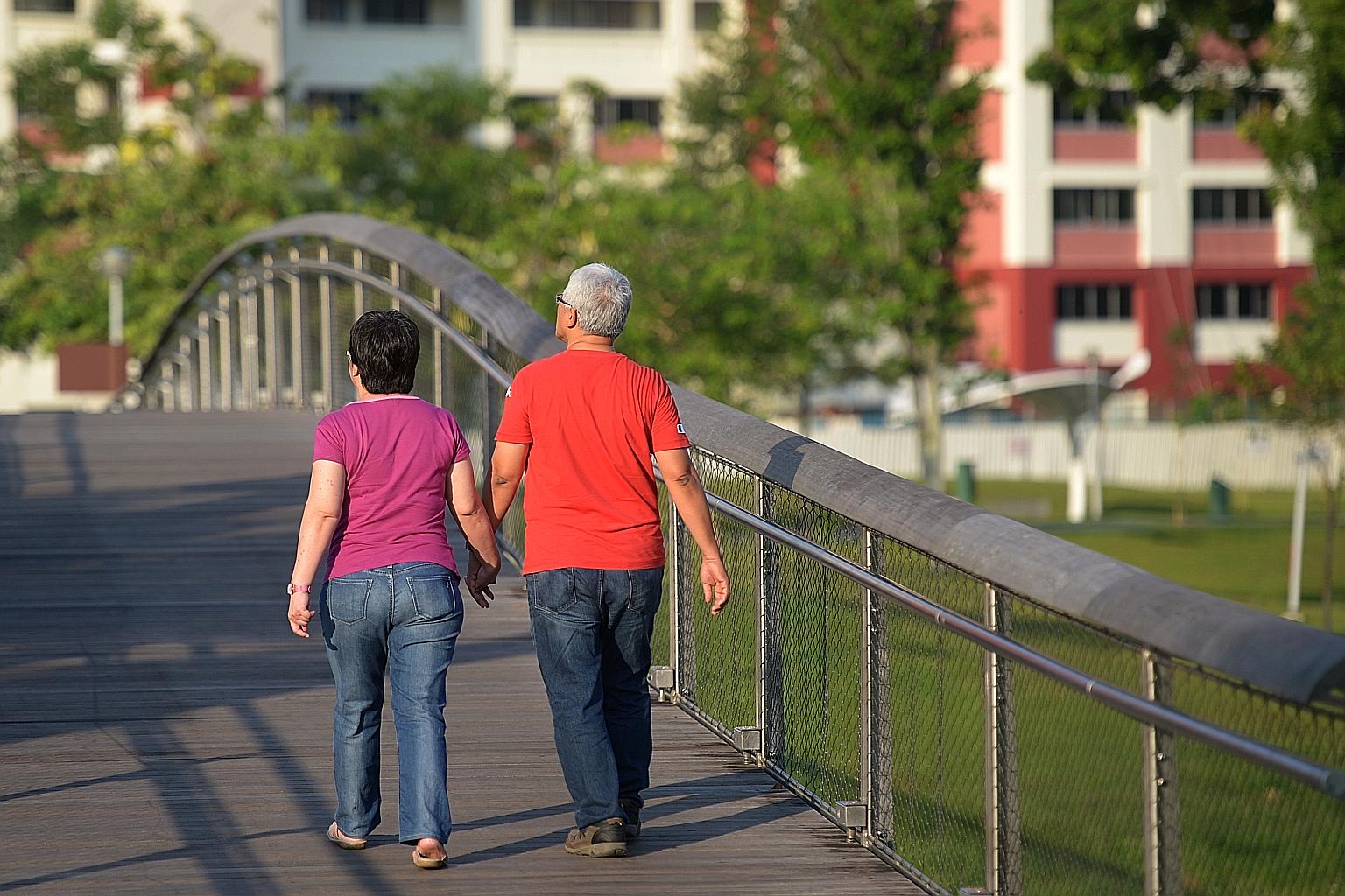 Ageing, chronic ailments, fatigue and negative emotions, as well as insufficient qi and blood, can weaken the tendons and bones. This leads to groin and hip pain that is indistinct, accompanied by dizziness. The person may feel he does not have enoug