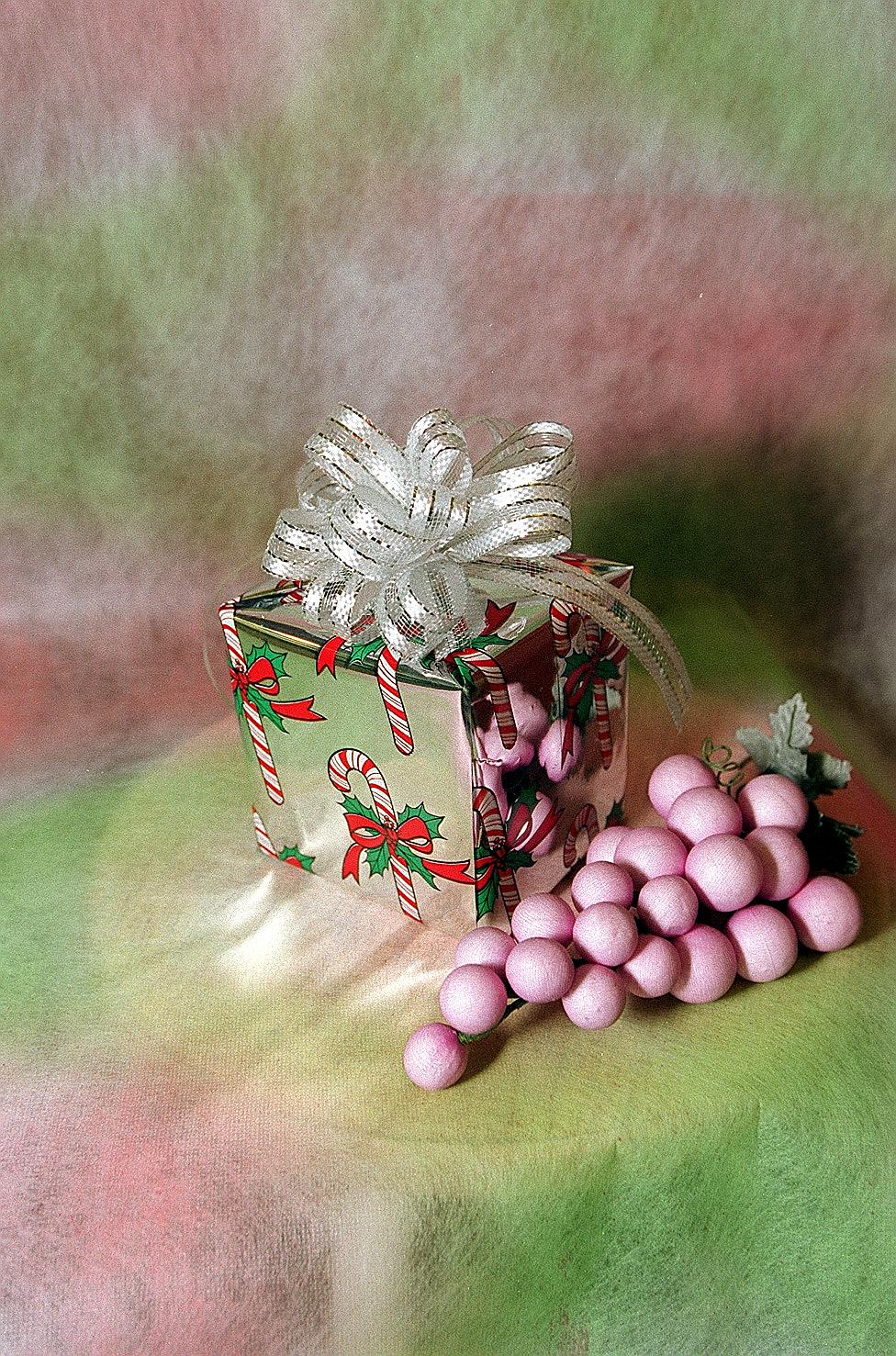 When it comes to presents, economists say you should give cold cash, while psychologists believe you should just say a nice little prayer for each person in lieu of a gift.
