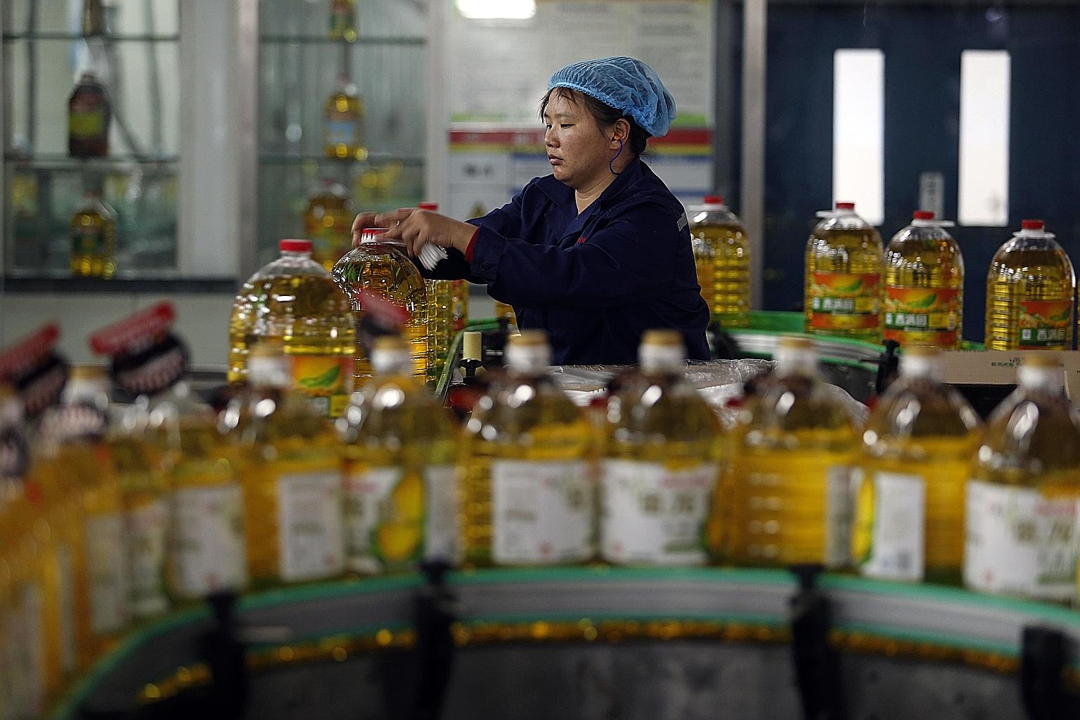 Researchers from NUS have established that the elevated levels of low-density lipoprotein cholesterol from eating palm oil translate into a 6 per cent higher risk of coronary heart disease. The study was published last May in The Journal Of Nutrition