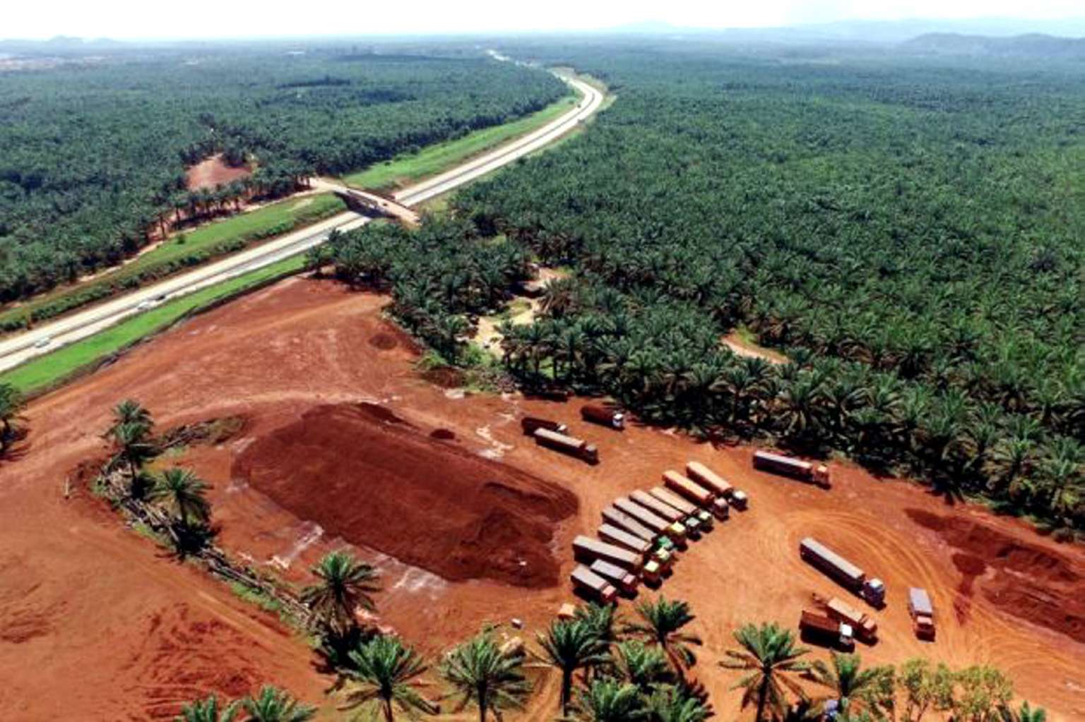 Operations to clean areas affected by bauxite mining in Kuantan, Pahang, began on Jan 14, 2016.