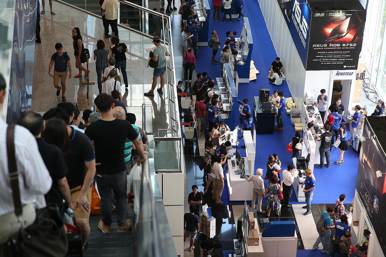 Now in its 15th year, the four-day IT Show ended yesterday. Vendors noted that customers were willing to splash the cash this year, with many going for mid-range to high-end products.