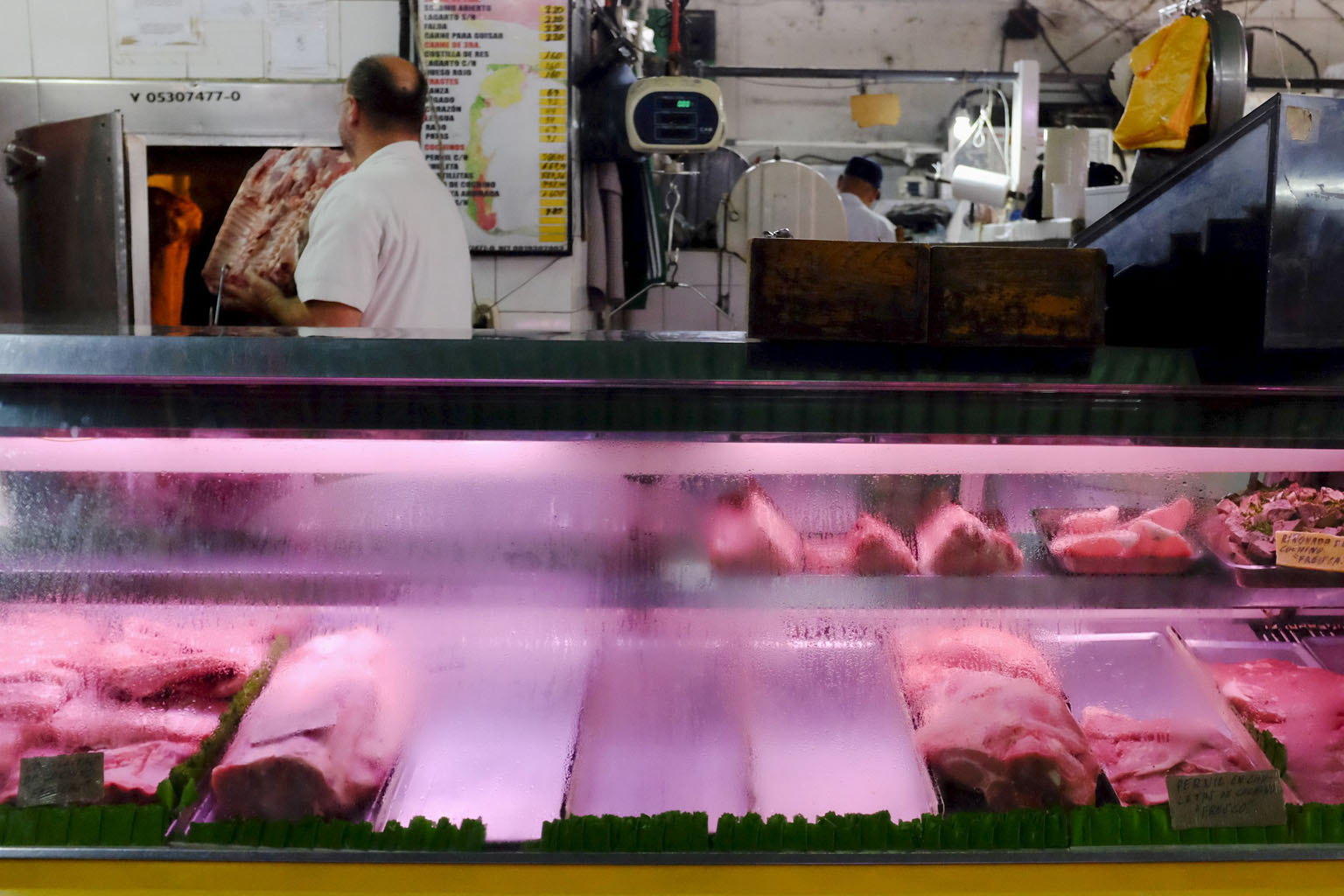 A study has found that a global switch to diets that rely less on meat and more on fruit and vegetables could, among other benefits, reduce greenhouse gas emissions by two-thirds.