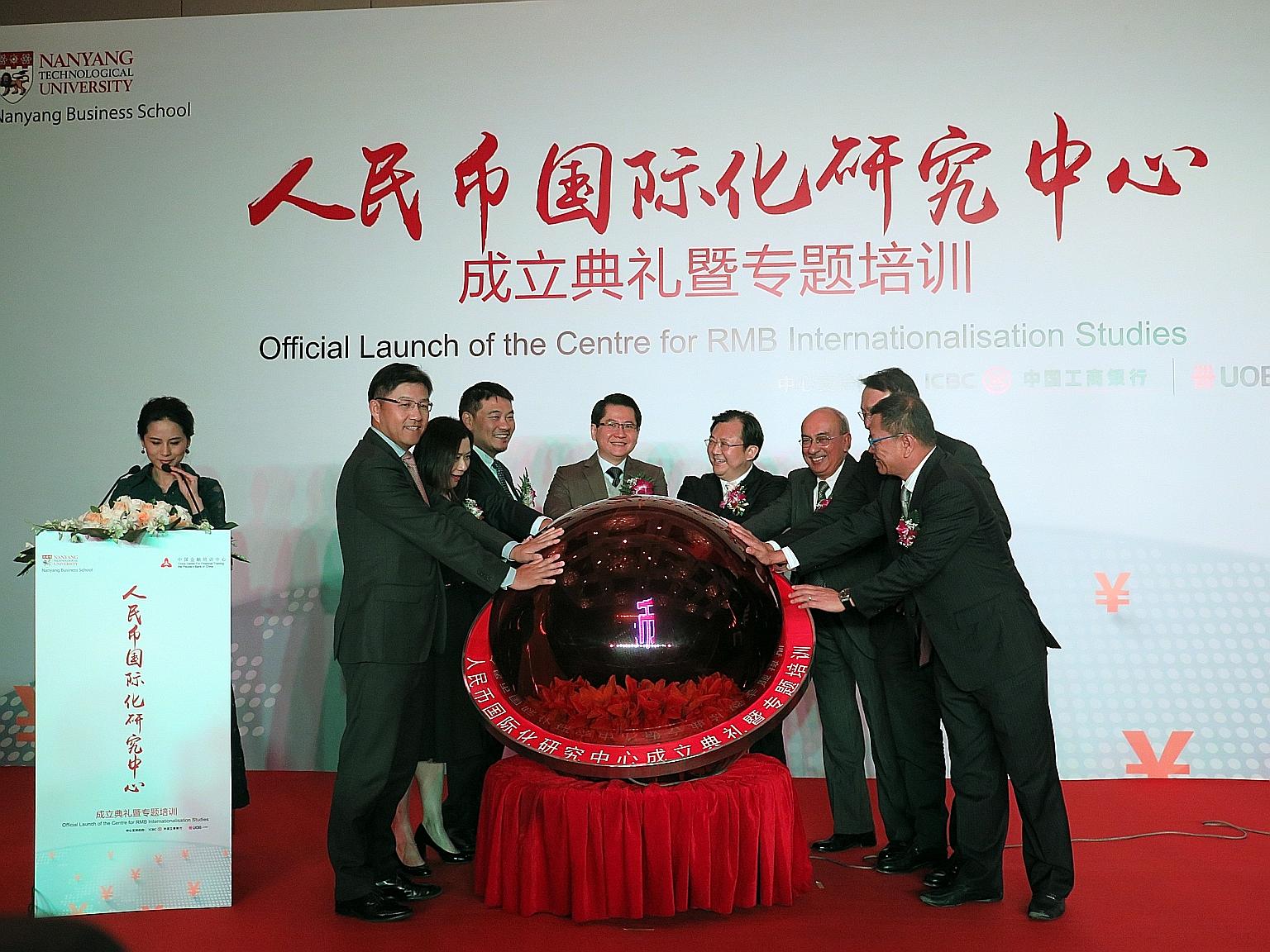 (From left) Mr Zhang Weiwu, general manager of ICBC Singapore branch; Madam Chang Su Hoong, chief representative of the Monetary Authority of Singapore's Beijing Representative Office; CRIS director, Prof Lee; Singapore's Ambassador to China, Mr Loh;