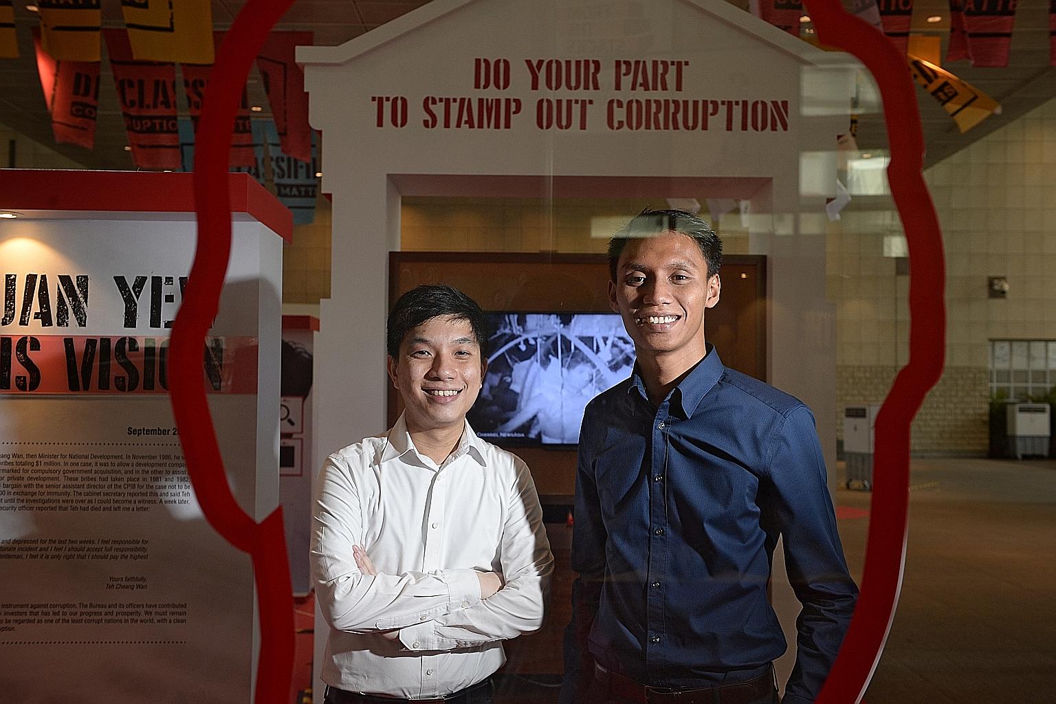 Sgt Tan (at far left) and Cpl Hakim yesterday received commendation plaques. They refused bribes from a man at Woodlands Checkpoint who was later found guilty of drug charges.