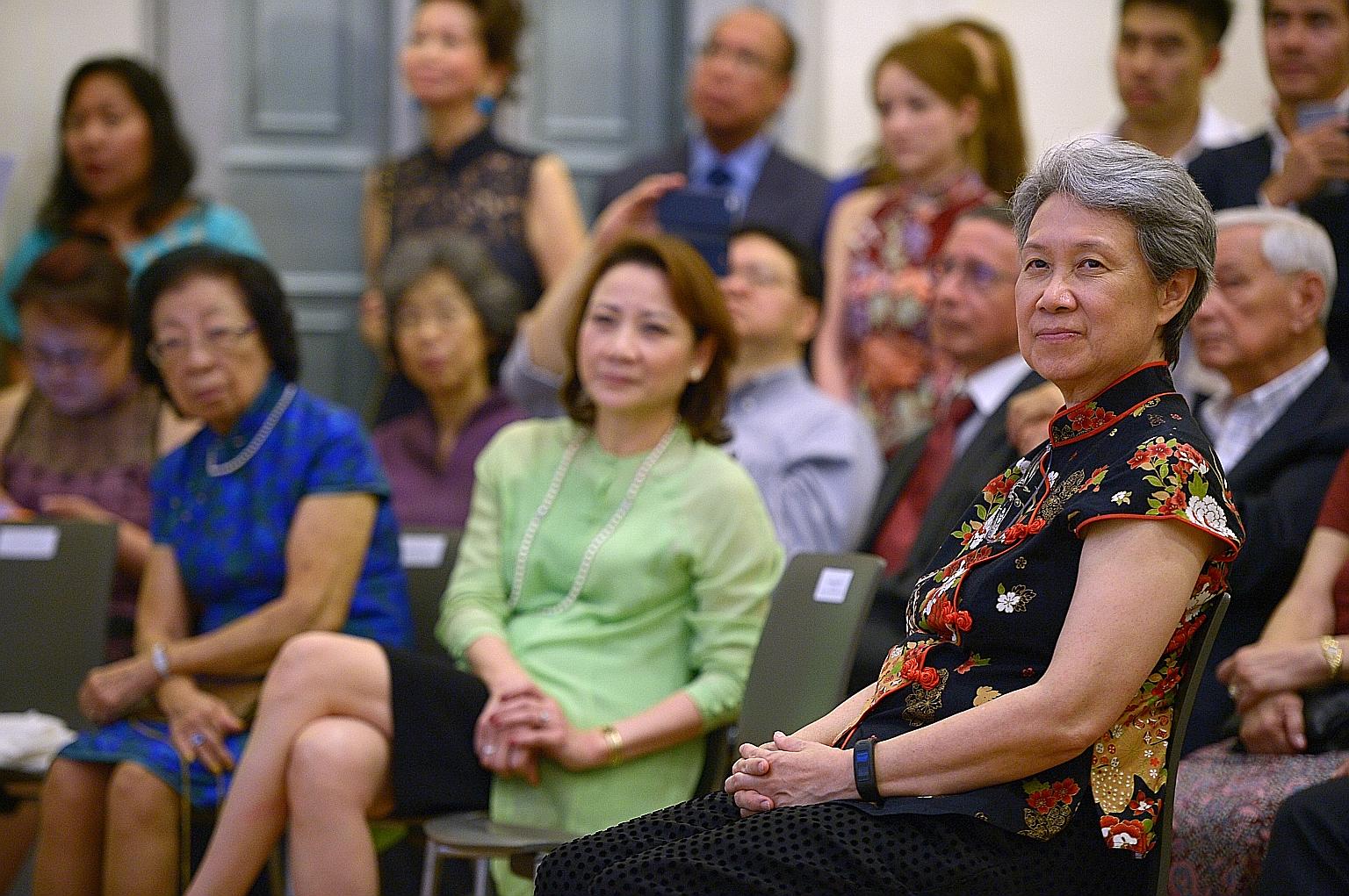 Mrs Lee, describing herself as a "Twitter newbie", said she had been playing around with Twitter and did not realise it "reposts pictures without captions".