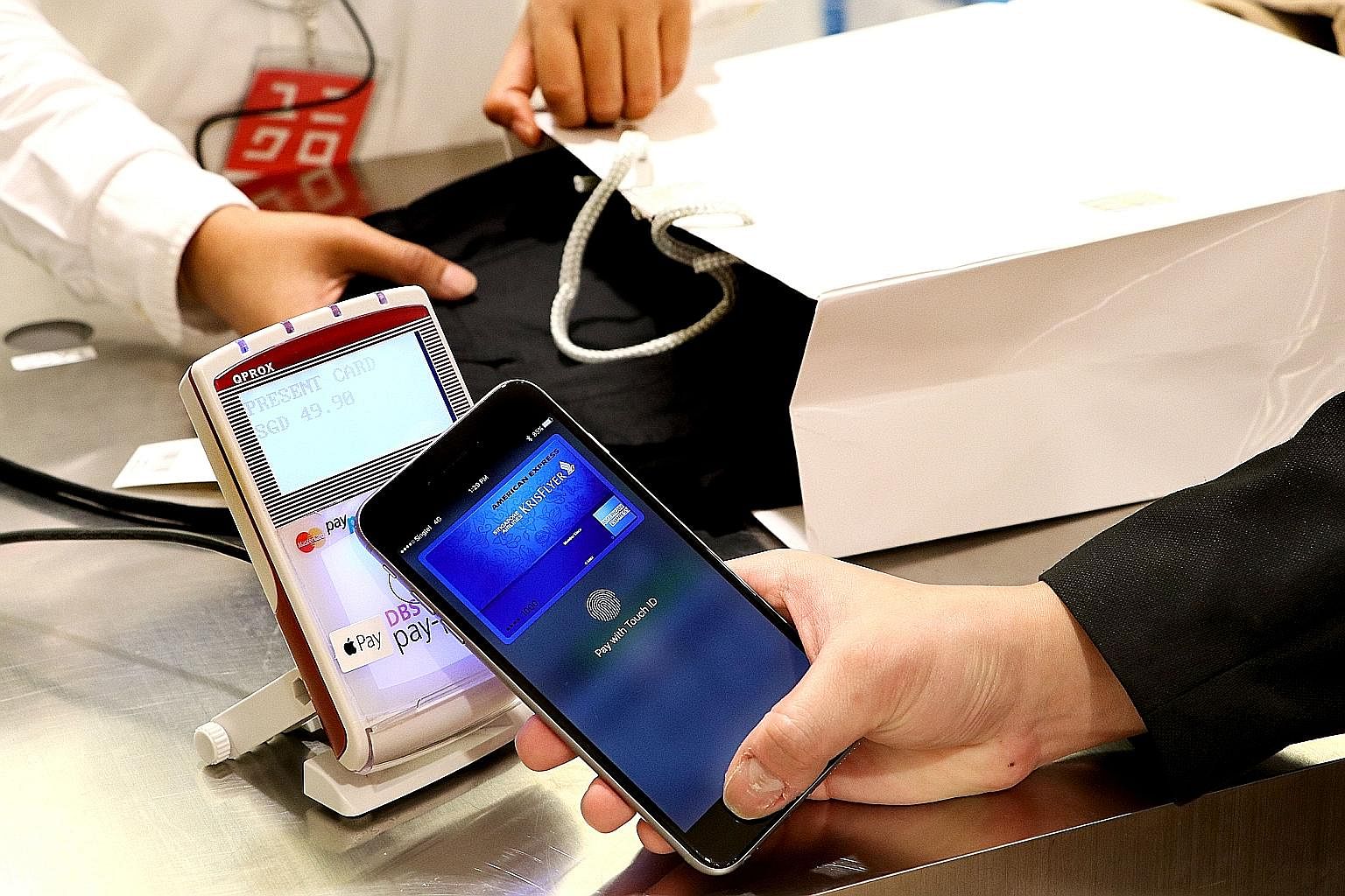 Other than at Uniqlo, iPhone users can use Apple Pay to make their purchases at Starbucks and FairPrice supermarkets.