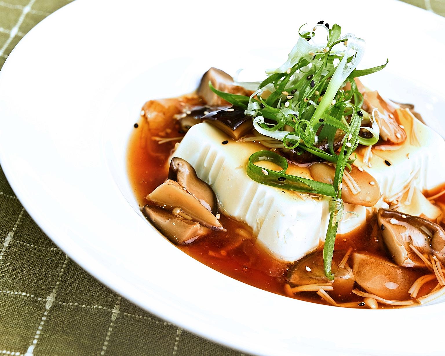 Research by the Clinical Nutrition Research Centre found that eating rice with tofu, instead of other protein-rich food like chicken, fish or egg, works best in bringing down blood glucose levels.