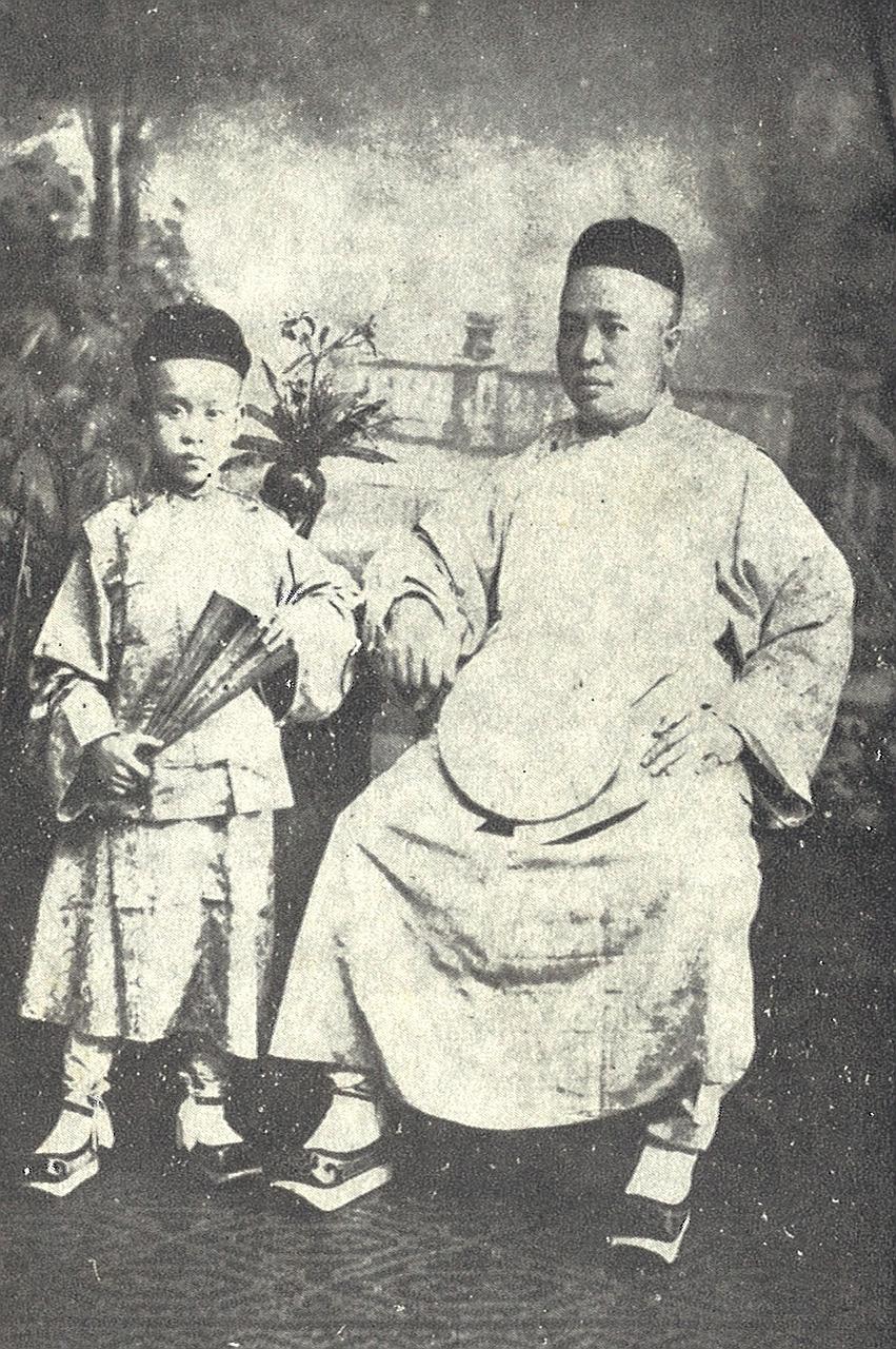 [ ]See Ewe Lay (left) started Lat Pau (below), S'pore's first Chinese daily paper in 1881. He is pictured with his son Tiow Hyong (far left).[/ ]