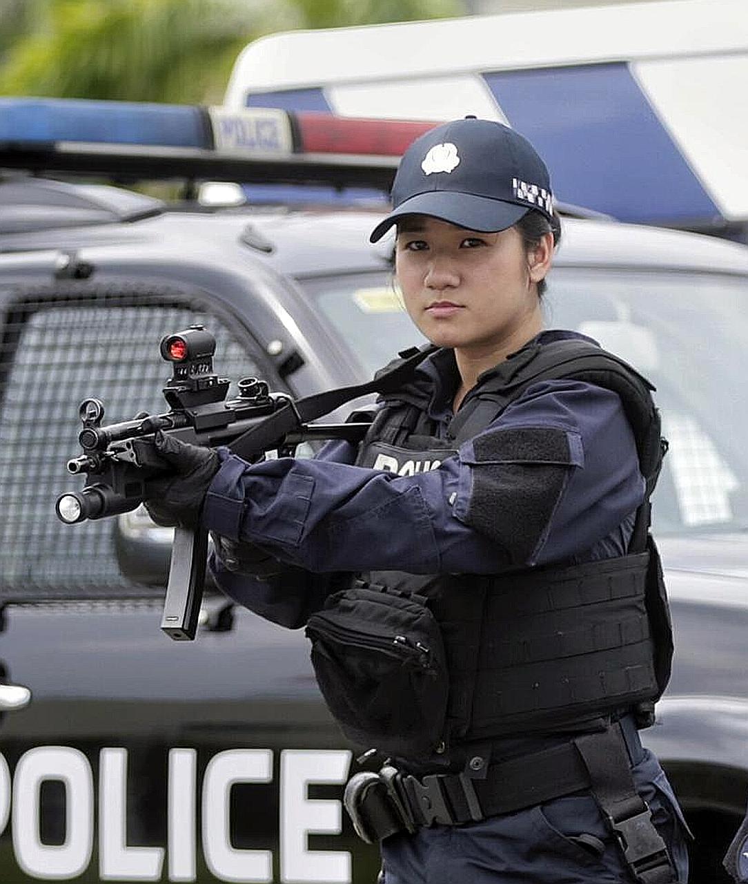 As an Emergency Response Team member, Insp Lee is equipped with a HK-MP 5 submachine gun and focuses on containing threats on the ground quickly while minimalising casualties.