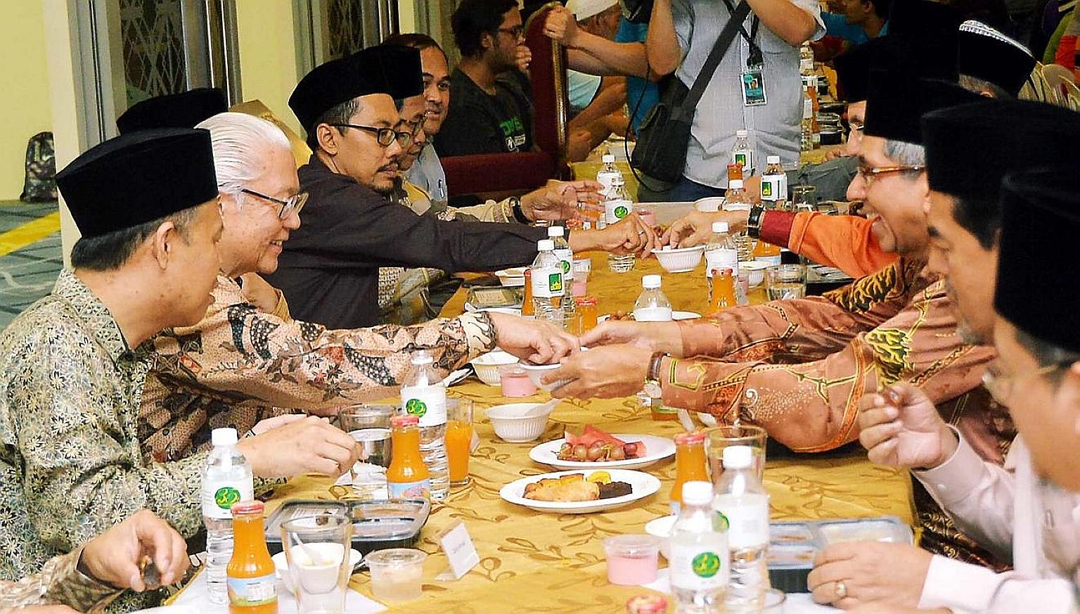 More than 600 guests and worshippers gathered for an iftar (breaking of fast) function hosted by the Al-Ansar Mosque yesterday evening, tucking into a healthier and more nutritious spread of food. This is in line with this year's Touch of Ramadan Cam
