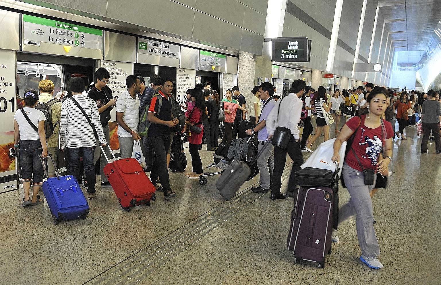 Commuters at the Changi Airport MRT station. A direct MRT link to Changi Airport would be more convenient for travellers, who currently have to transfer to a shuttle train at Tanah Merah MRT station.
