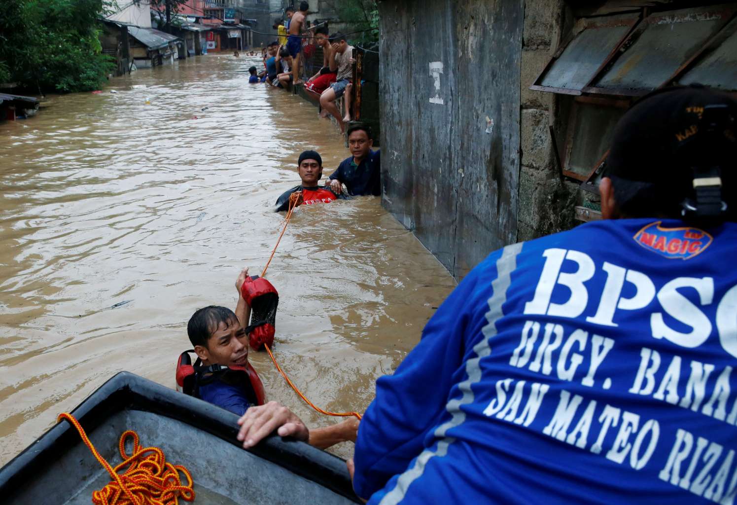Five dead, tens of thousands flee Philippine floods | The Straits Times