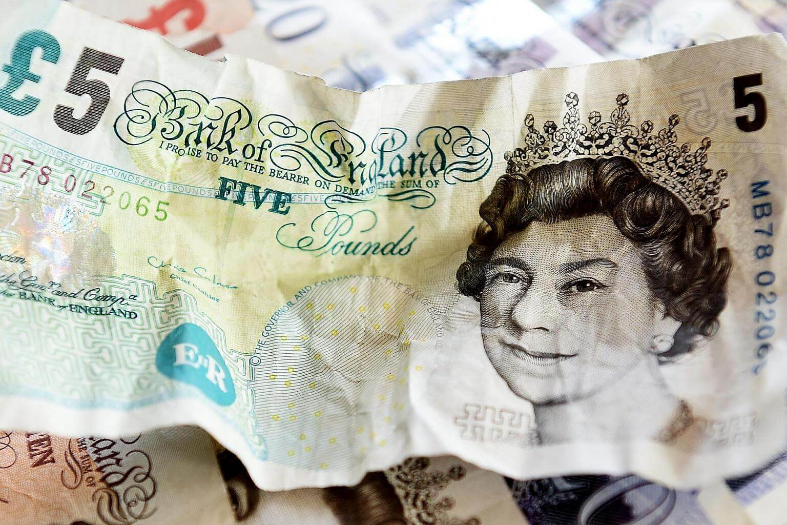 Pound slumps to new low against Singdollar on mounting signs of ...