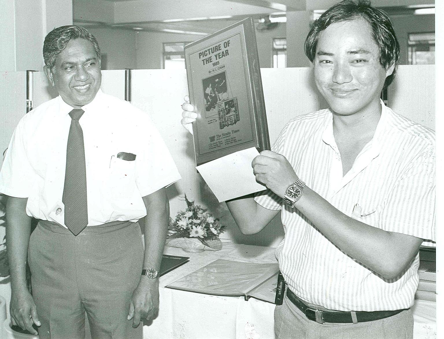 Mr Nathan, then executive chairman of The Straits Times Press, with photographer H.L. Chan, who won the Straits Times Picture of the Year in 1985.