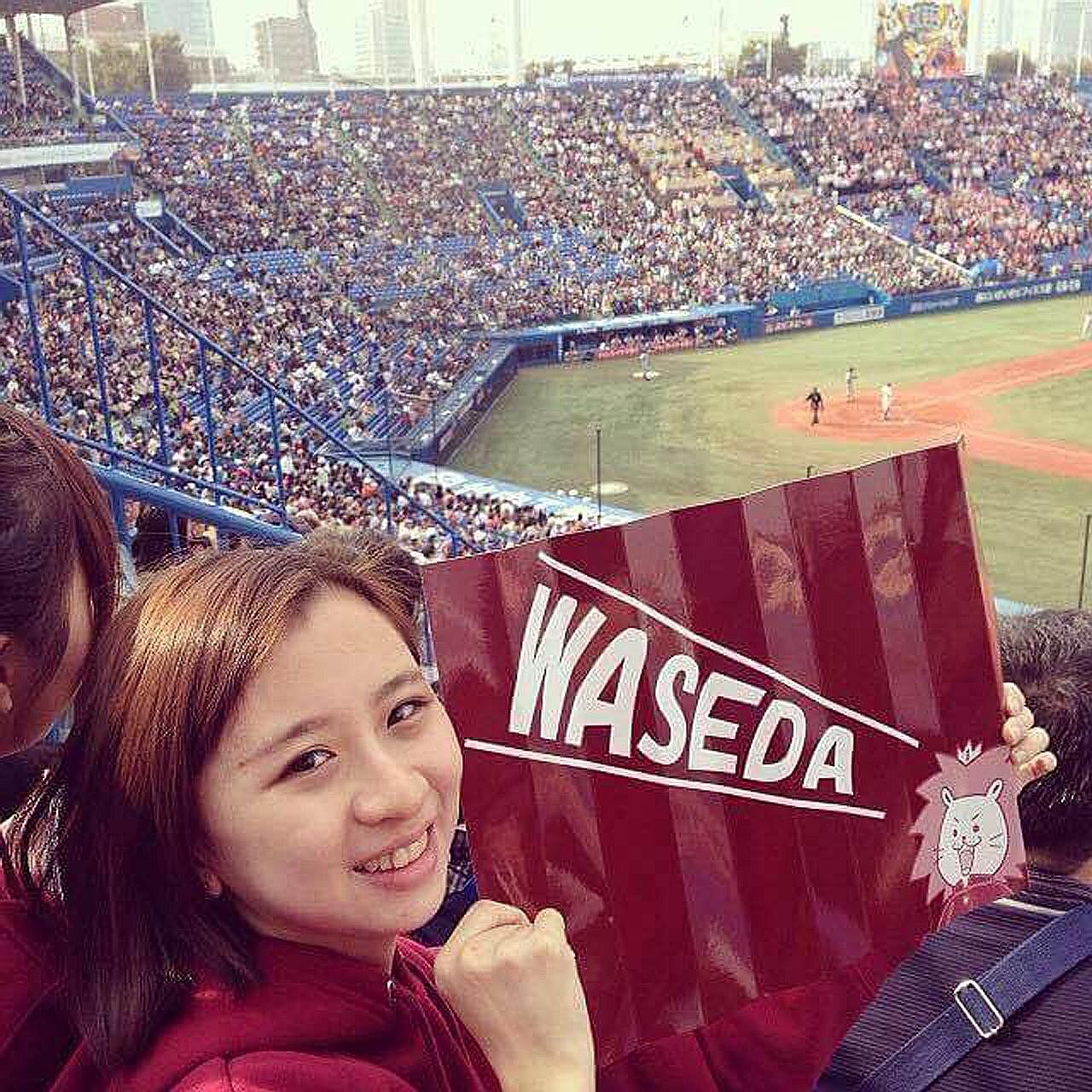 The writer supporting her university's baseball team in a tournament against sports archrival Keio University.