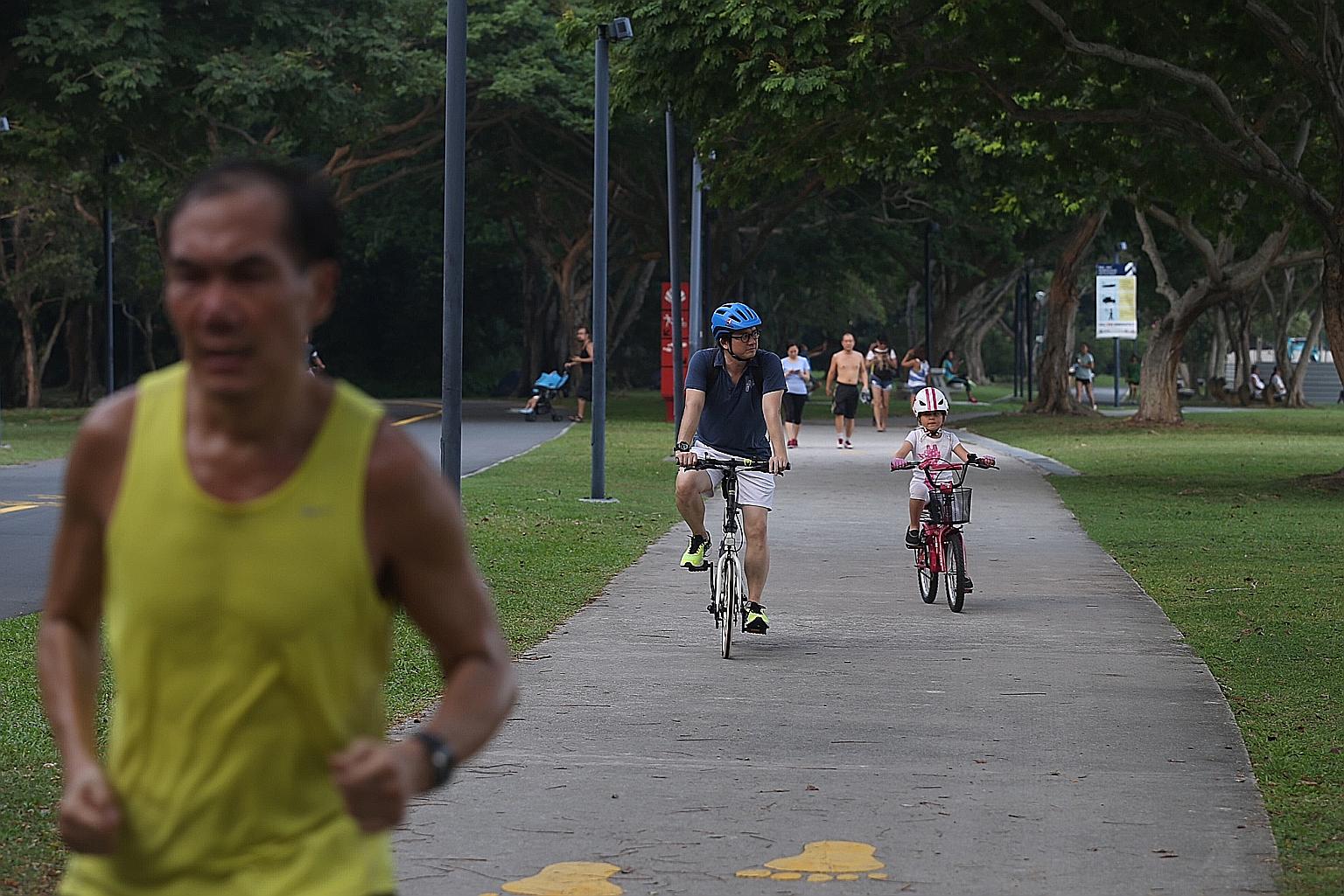 People out at East Coast Park around 5.30pm yesterday. The one-hour PM2.5 concentration was in the Band I (Normal) level at 5pm. The National Environment Agency said there was a further improvement yesterday as the prevailing winds shifted.