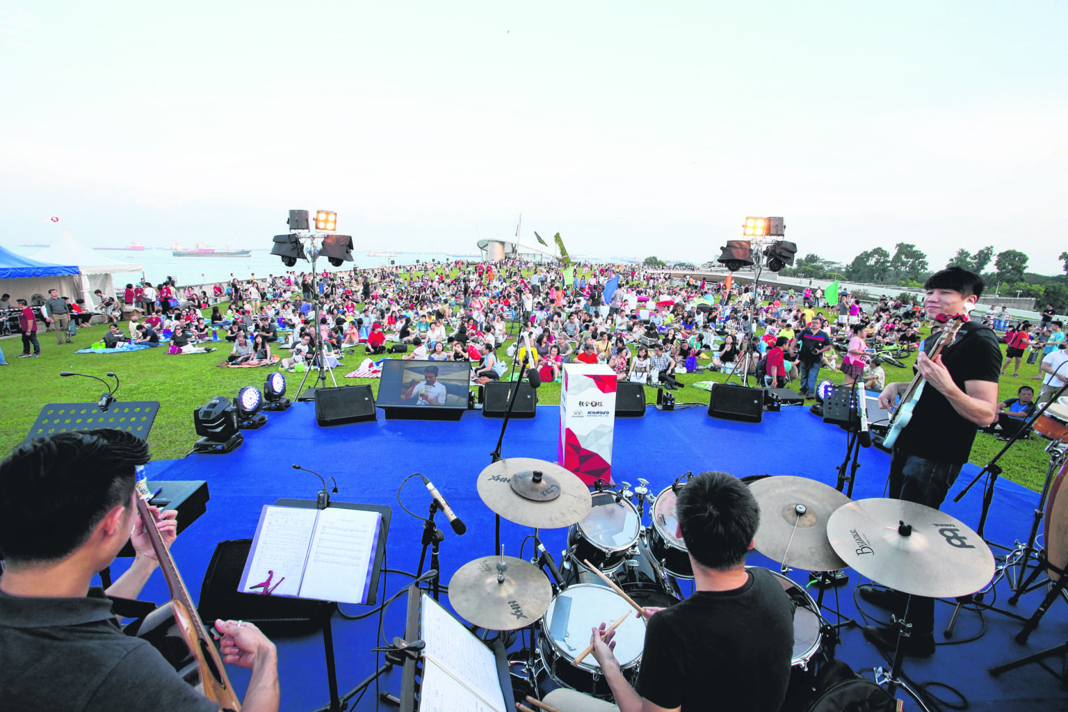 Thousands of people took part in a mass singing session of classic songs known as xinyao (Singapore songs) at a readers' engagement event yesterday organised by Chinese daily Lianhe Zaobao. Held at the Marina Barrage, the free event led participants