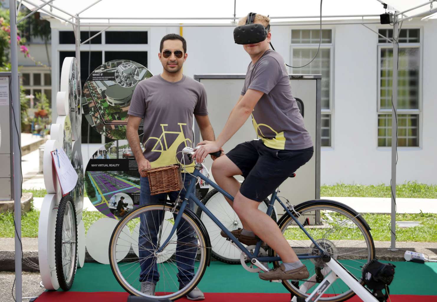 Researchers Mohsen Nazemi (left) and Jonas Kupferschmid will get feedback from Bike to the Future participants. 