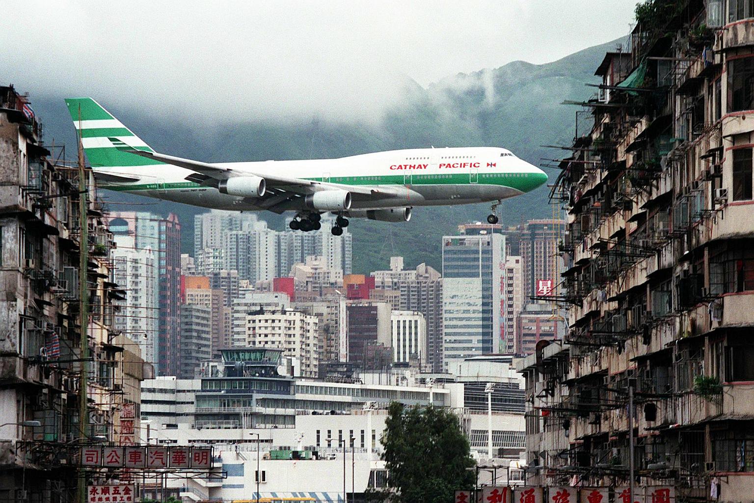 Cathay Pacific flies Boeing 747 over Hong Kong one last time
