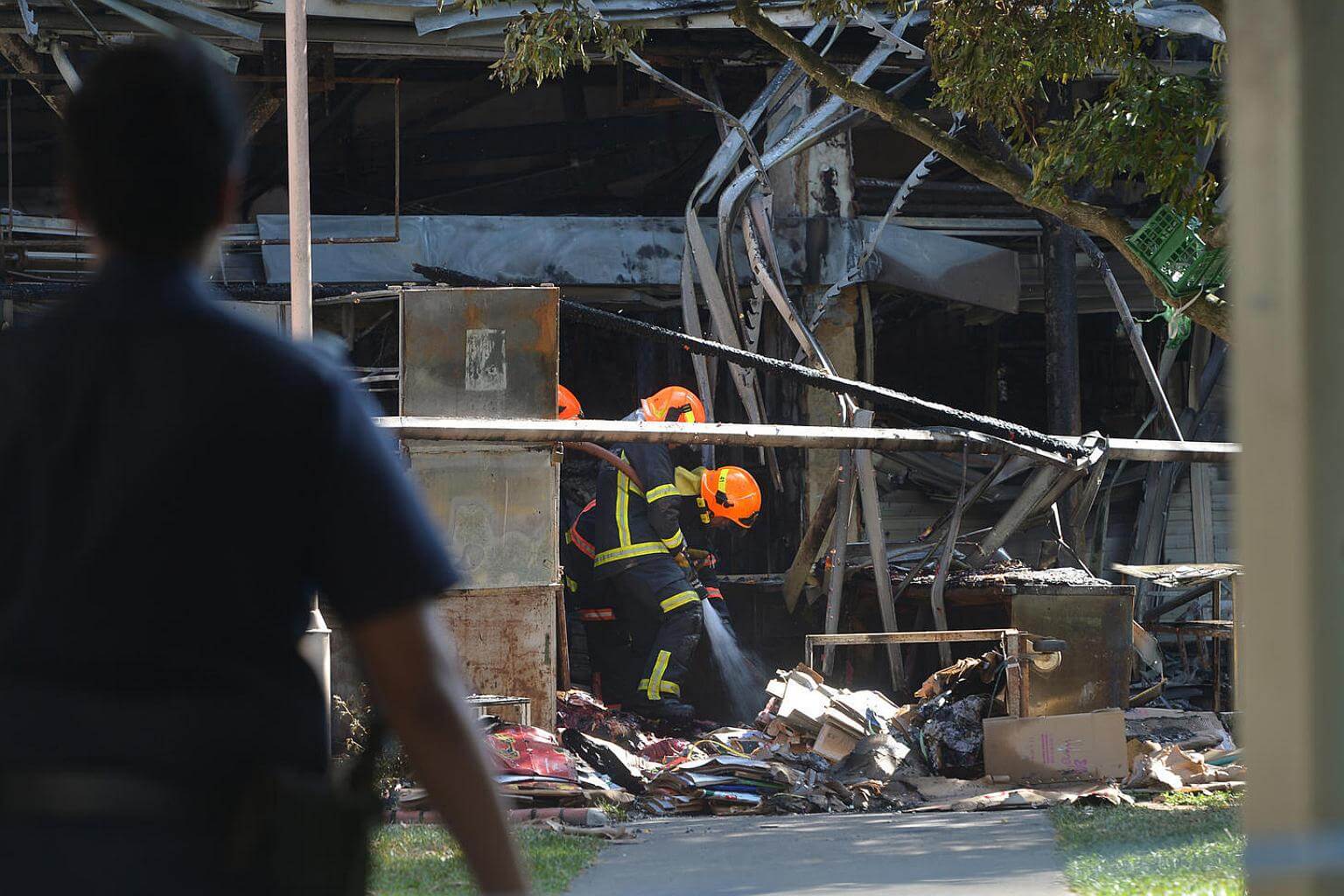 Fire engulfs Jurong West coffee shop and wet market, 300 residents  evacuated | The Straits Times
