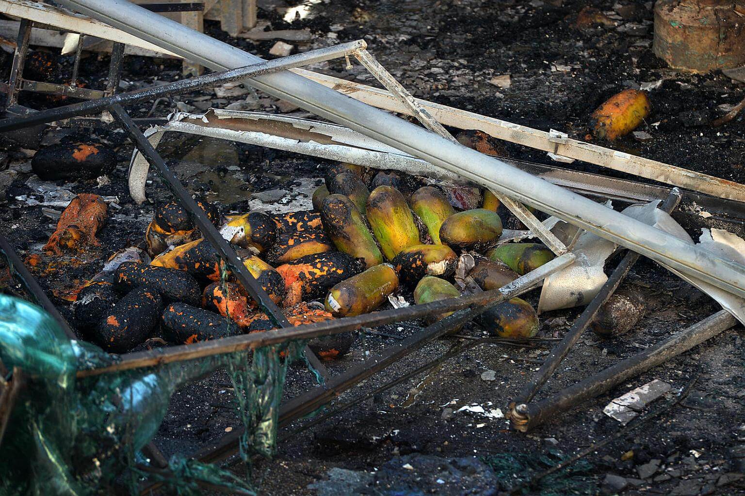 Fire engulfs Jurong West coffee shop and wet market, 300 residents  evacuated | The Straits Times