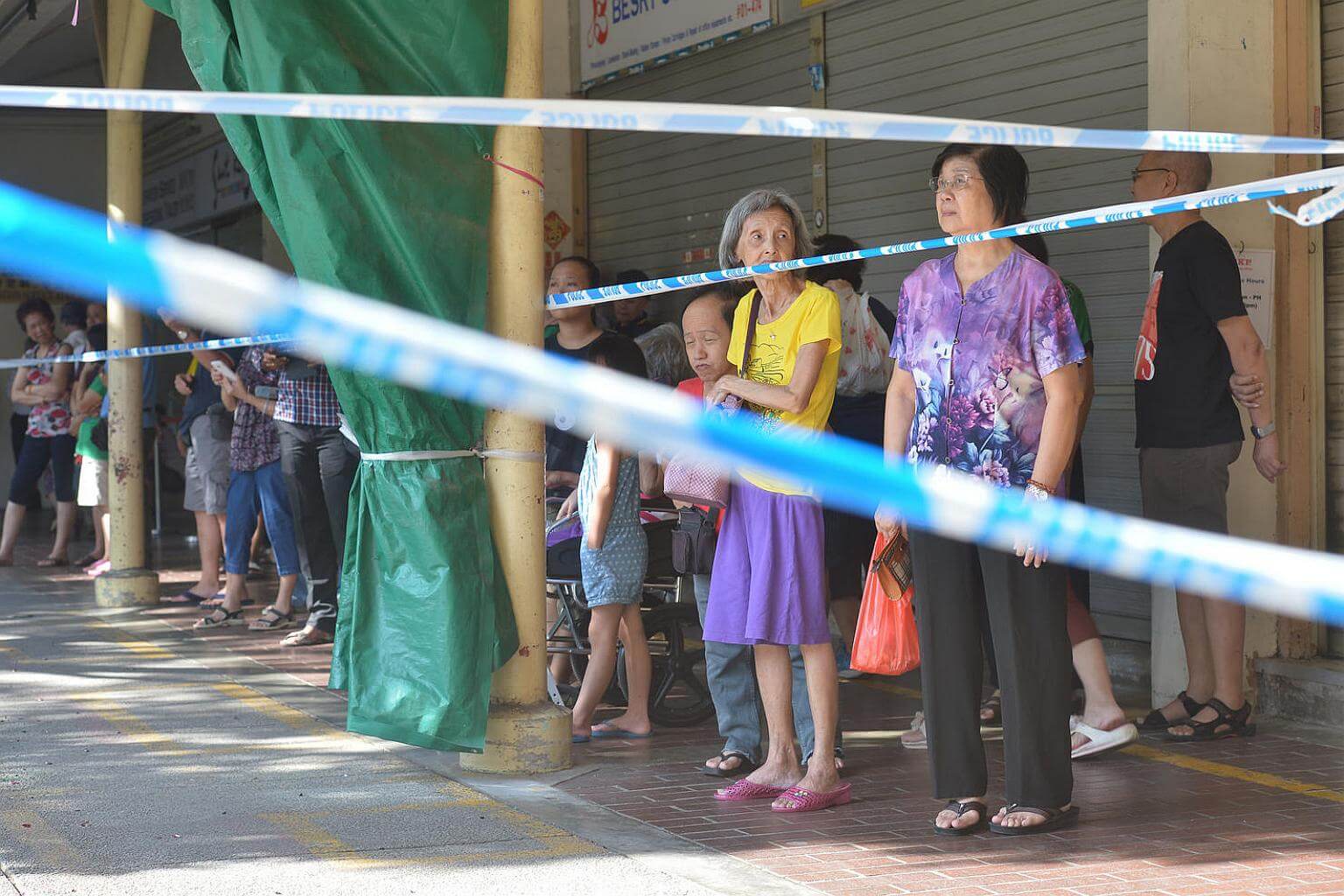 Fire engulfs Jurong West coffee shop and wet market, 300 residents  evacuated | The Straits Times