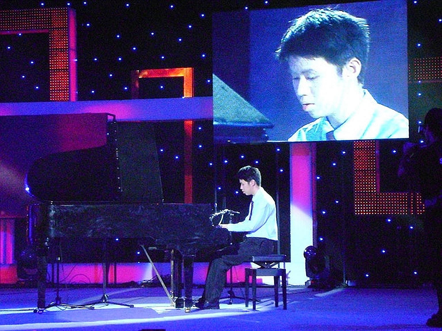 When Dr Tan was five, he attended a Yamaha keyboard class. He enjoyed it so much that his parents started him on private lessons. The Community Chest TrueHearts show is one of many charity events that Dr Tan has performed for. Dr Tan at the Yong Siew