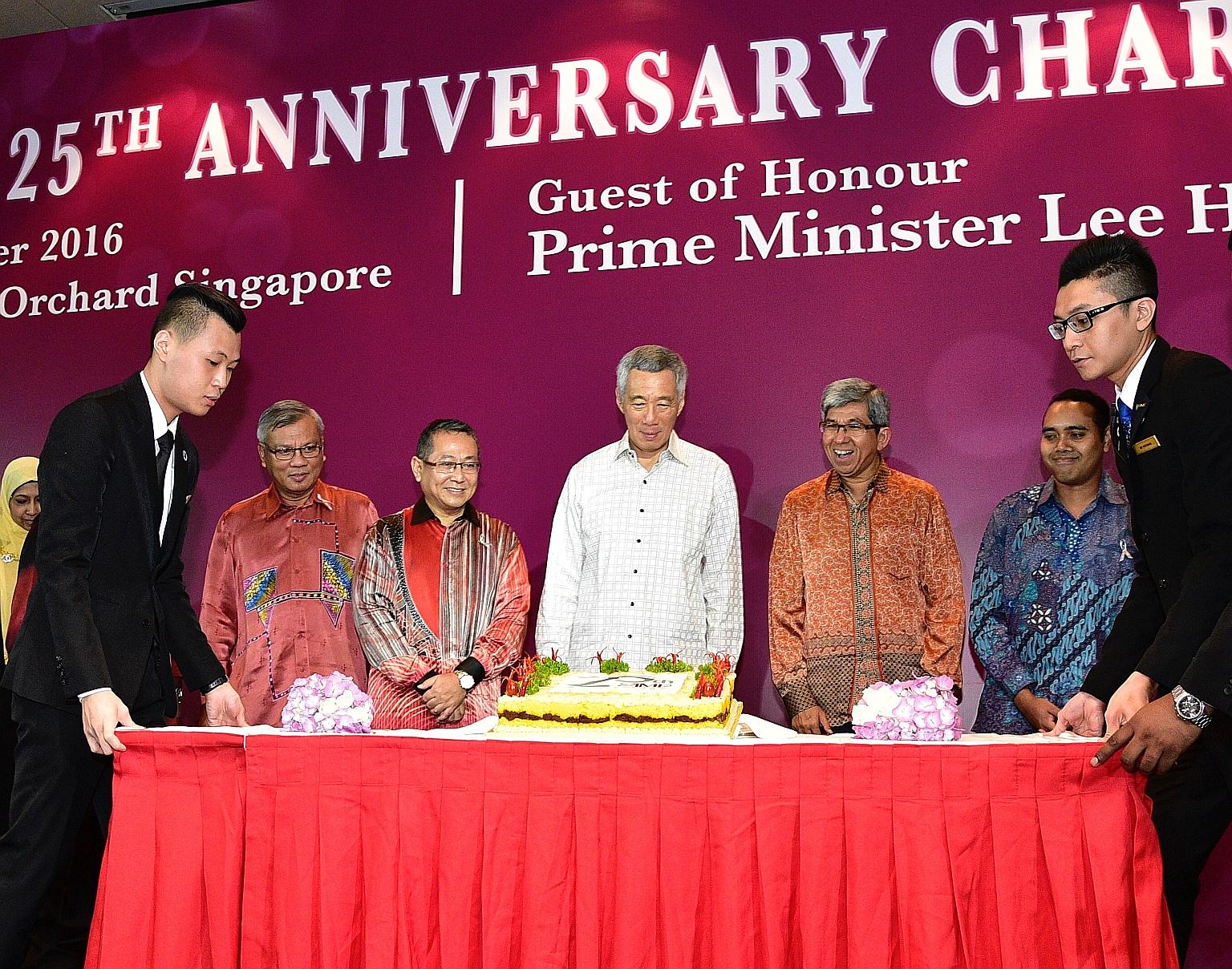 Celebrating the Association of Muslim Professionals' 25th anniversary yesterday were (from left) AMP executive director Mohd Anuar Yusop, AMP chairman Abdul Hamid Abdullah, PM Lee, Minister for Communications and Information and Minister-in- charge o