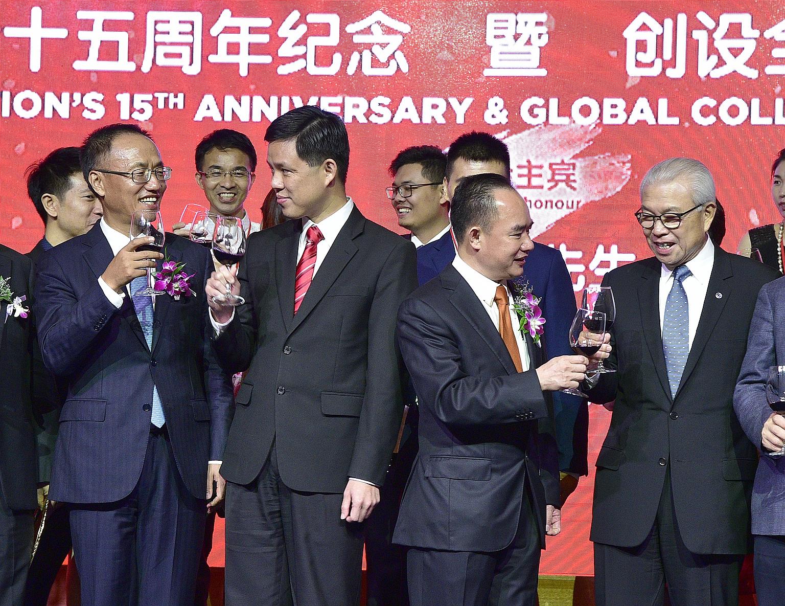 (From left) China's Ambassador to Singapore Chen Xiaodong, Mr Chan Chun Sing, Singapore Hua Yuan Association president Wang Quancheng and Singapore Federation of Chinese Clan Associations president Chua Thian Poh raising a toast at the Singapore Hua 