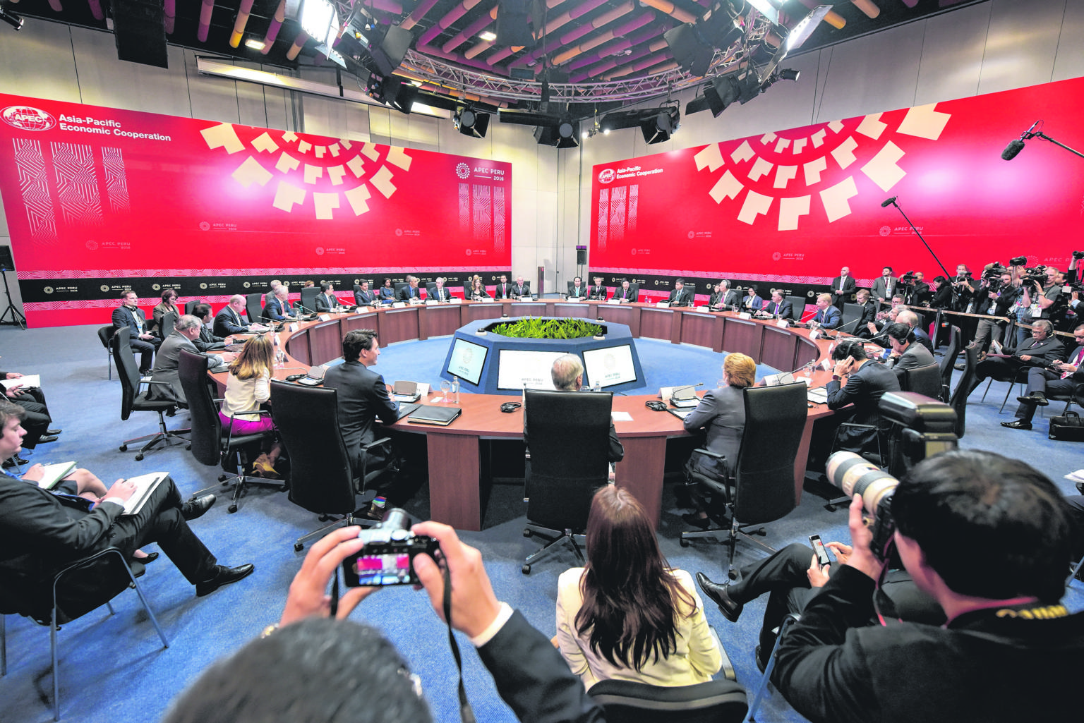 Leaders of the TPP member countries meeting on the sidelines of the Apec Summit in Lima, Peru, last month.