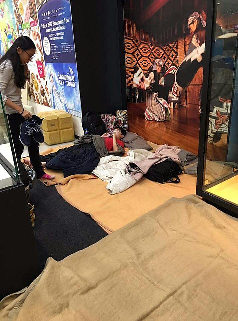 Close to 200 Singapore Airlines (SIA) passengers finally landed in Singapore yesterday morning after being stuck in a Hokkaido airport for 57 hours. Flights were cancelled due to heavy snow. During that time, some passengers had to sleep on the floor