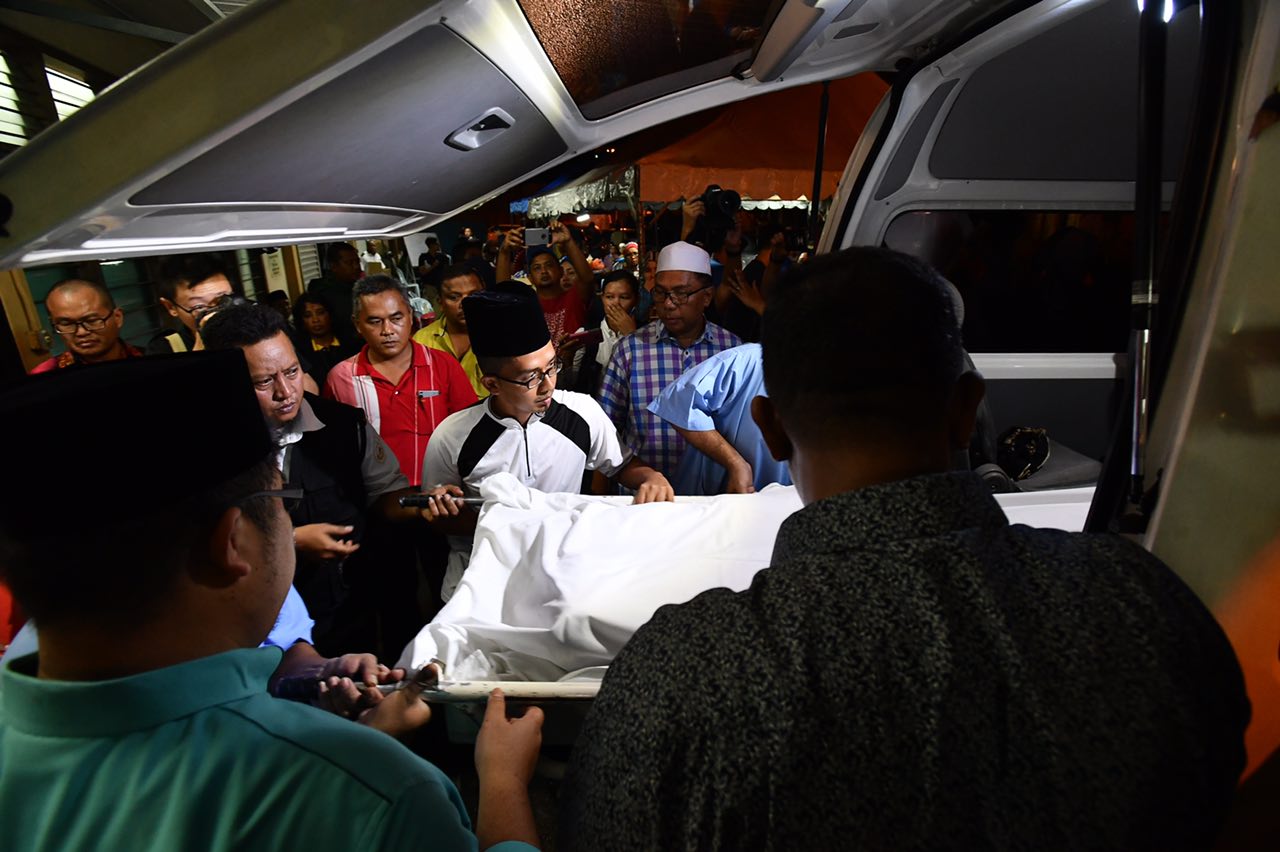 Bus plunges into ravine in Muar killing 14, including three Singaporeans,  one PR | The Straits Times