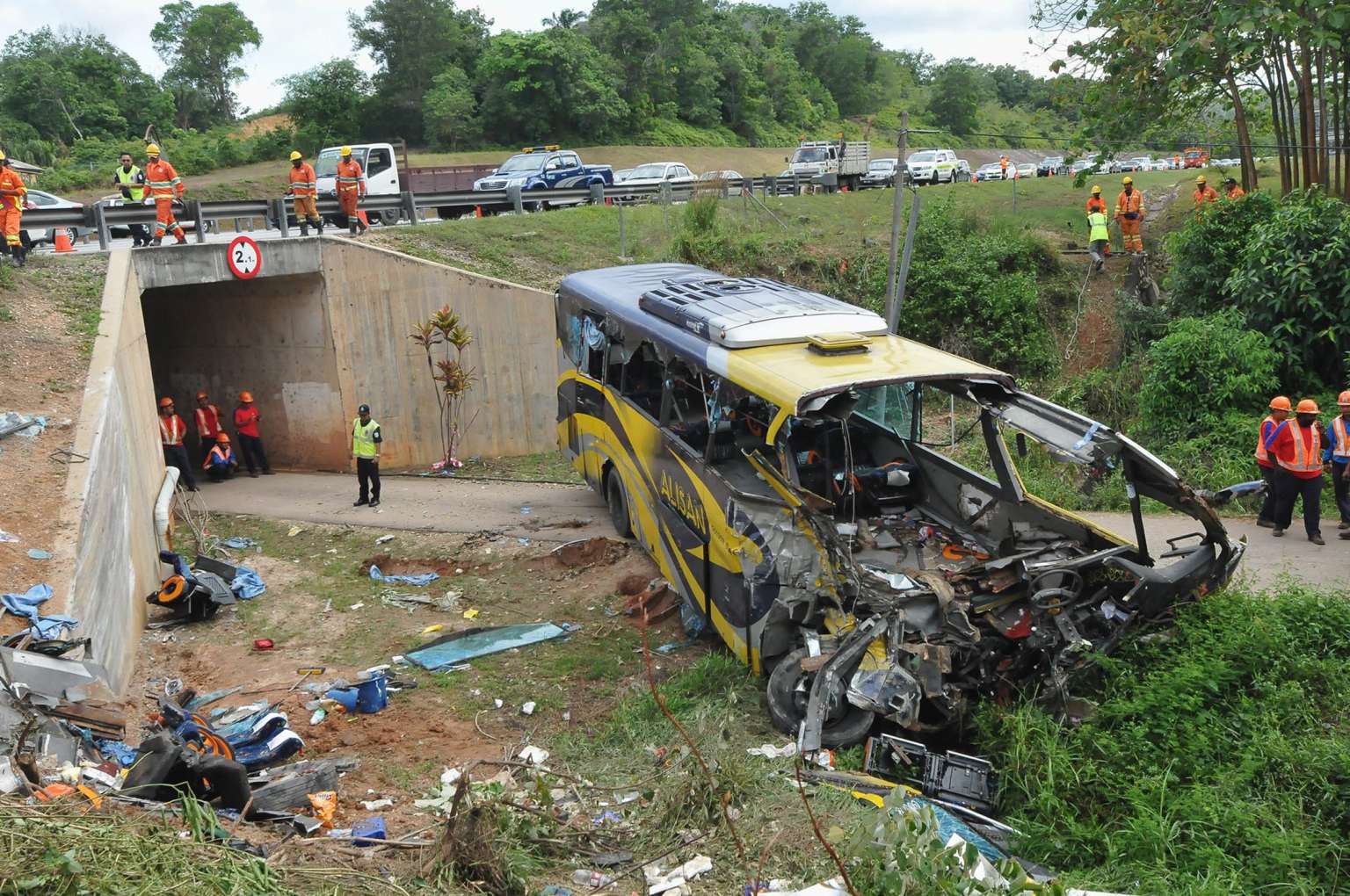 Bus plunges into ravine in Muar killing 14, including three Singaporeans,  one PR | The Straits Times