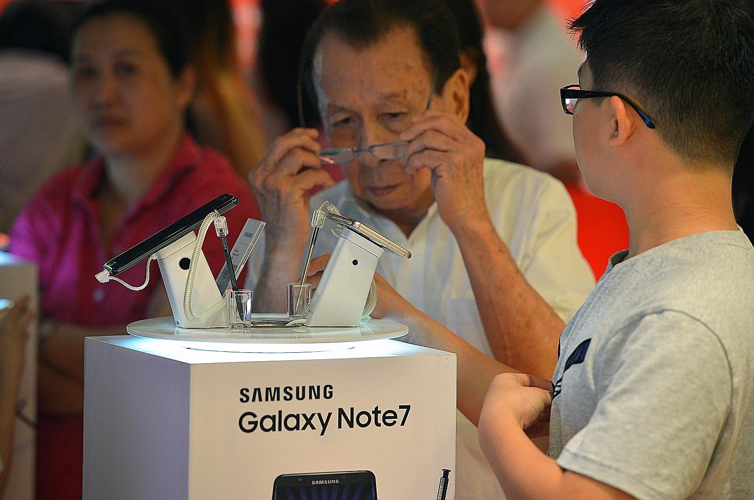 Customers checking out the Galaxy Note7. Samsung recalled the phone after several handsets caught fire during charging.