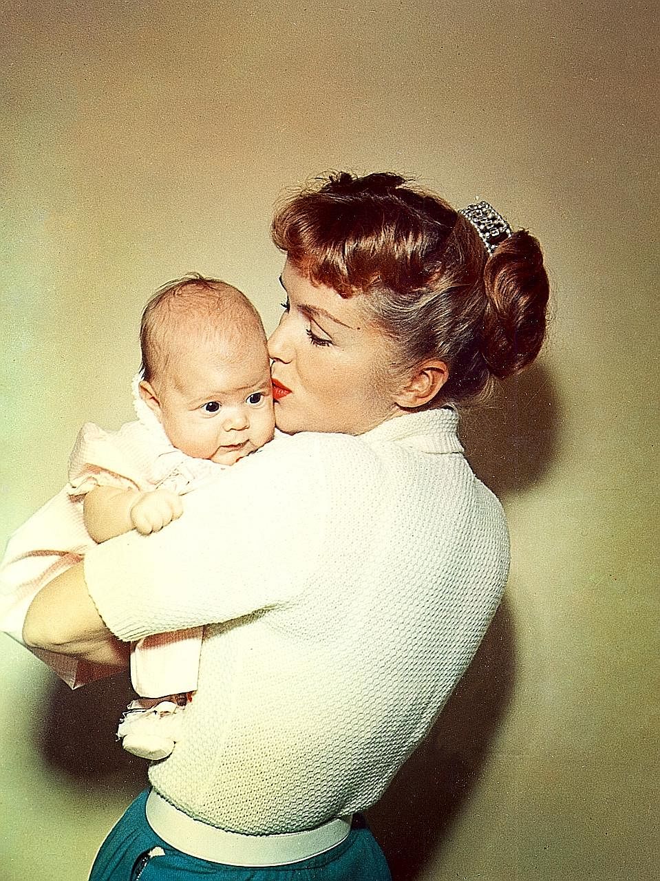 Debbie Reynolds and an infant Carrie Fisher in Bright Lights: Starring Carrie Fisher And Debbie Reynolds.