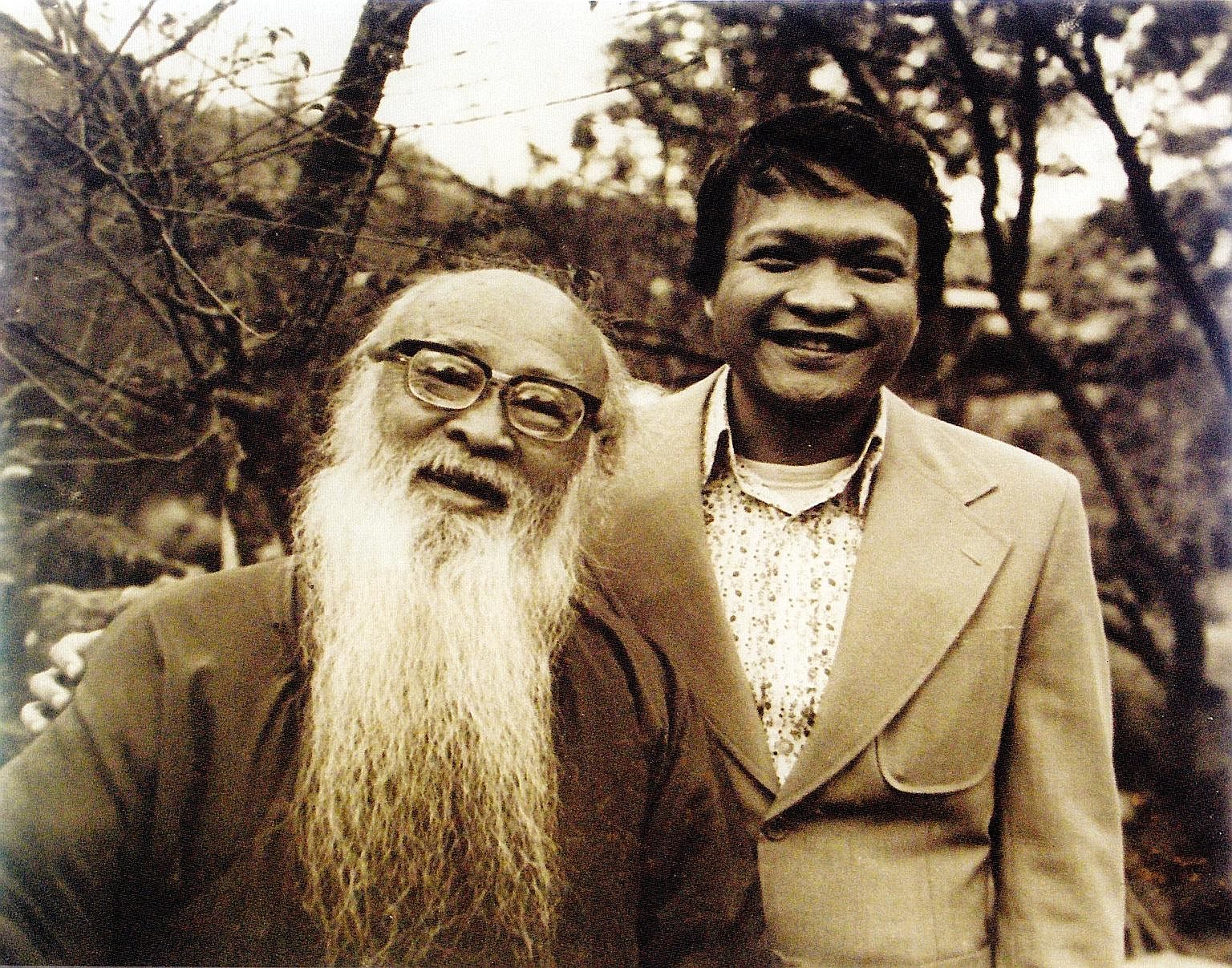 In this 1981 picture by photographer Chin-san Long, Tan calls on late artist Chang Dai Chien at the latter’s Taipei home. 