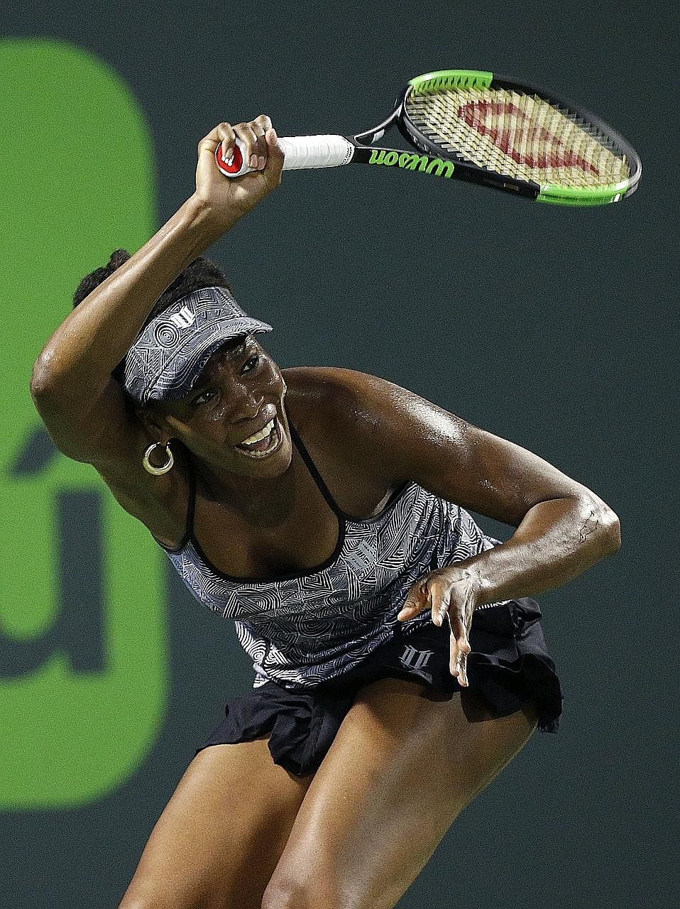 Venus Williams returning to Angelique Kerber in their quarter-final at the Miami Open in Florida. Despite the defeat, the German will keep her top ranking next week.