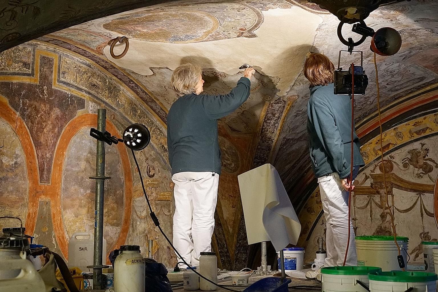 Japanese luxury fashion firm Kuipo's donation of €780,000 has made it possible for the Renaissance frescoes of the Michelozzo courtyard of Palazzo Vecchio to be restored. And for the first time in ages, visitors are allowed inside the burial chambe