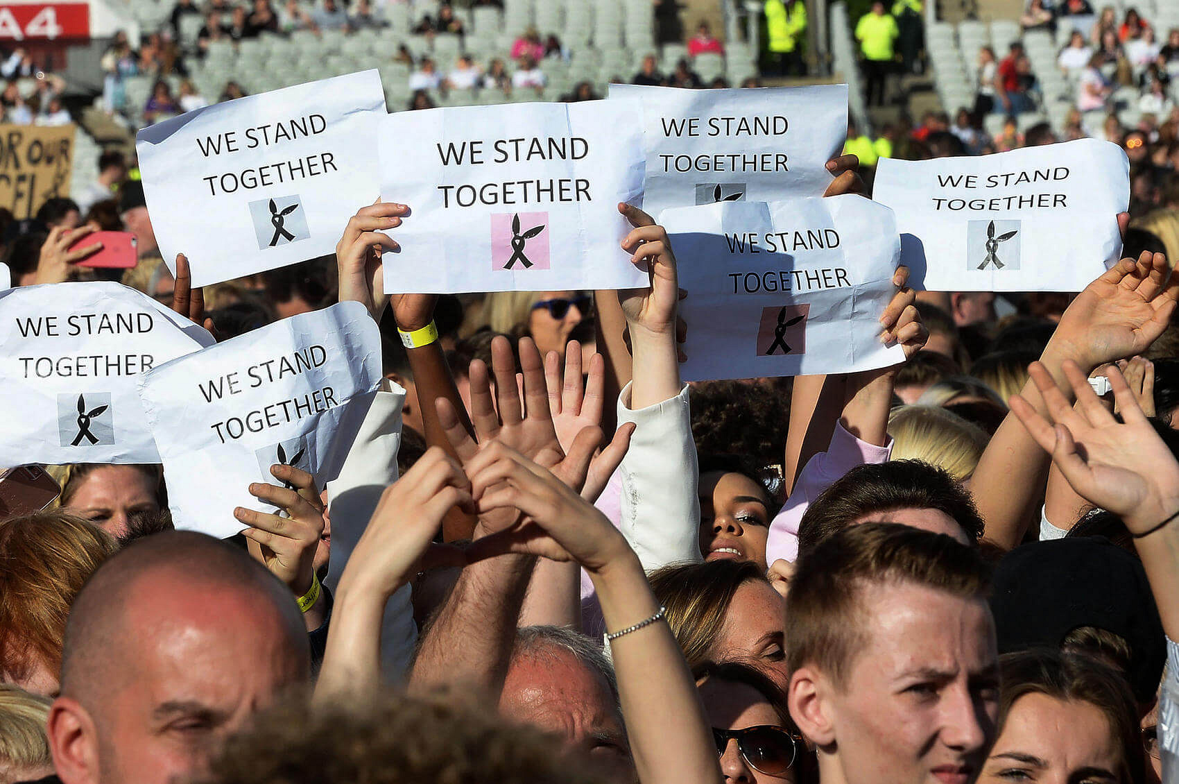 La foule текст. Together we Stand. Music Fan.