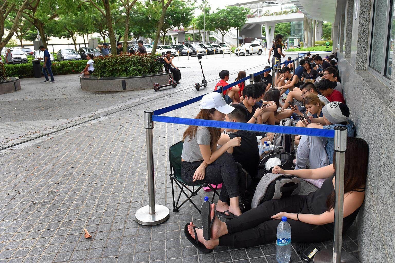 Hundreds queued up overnight 2 days before Supreme x Louis