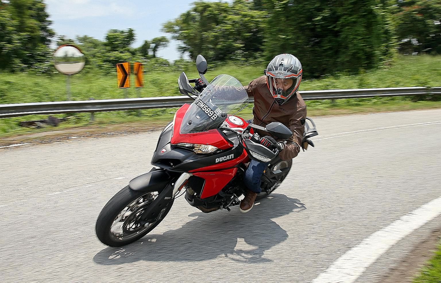 The 950 is a bike which allows the rider to negotiate corners by leaning with the machine or tipping its handlebars while keeping the body upright.