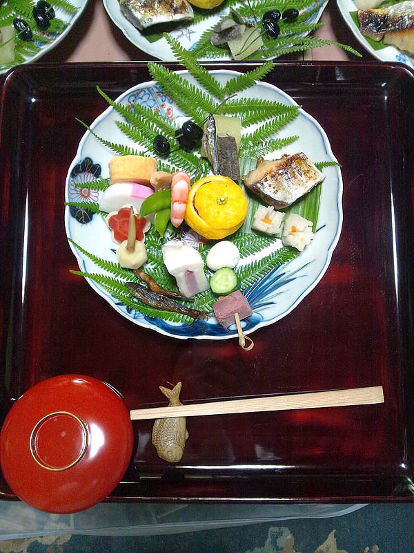 An assortment of Japanese dishes including food with celebratory meanings. 