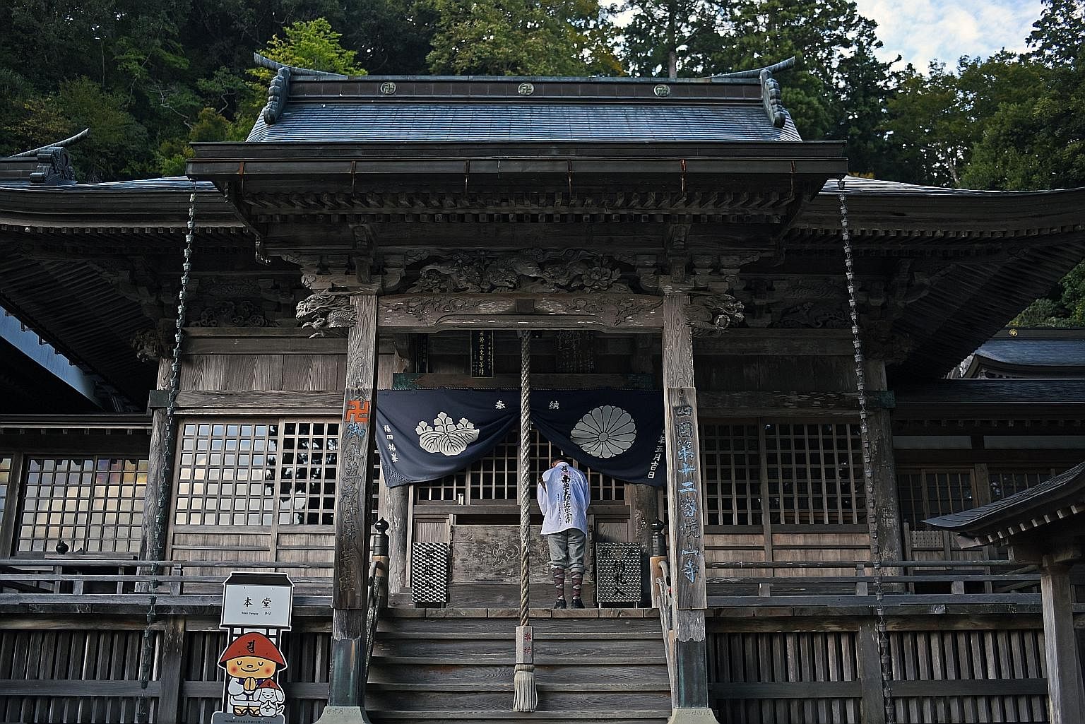 Above: A solo pilgrim ascending the Ryusuian Pass after visiting the Ryusuian Temple (The Willow Stream Temple Retreat). Left: Kosen-ji Temple (Golden Fountain Temple) was rebuilt during the Edo Period (1603-1868) after it was burnt down by the samur
