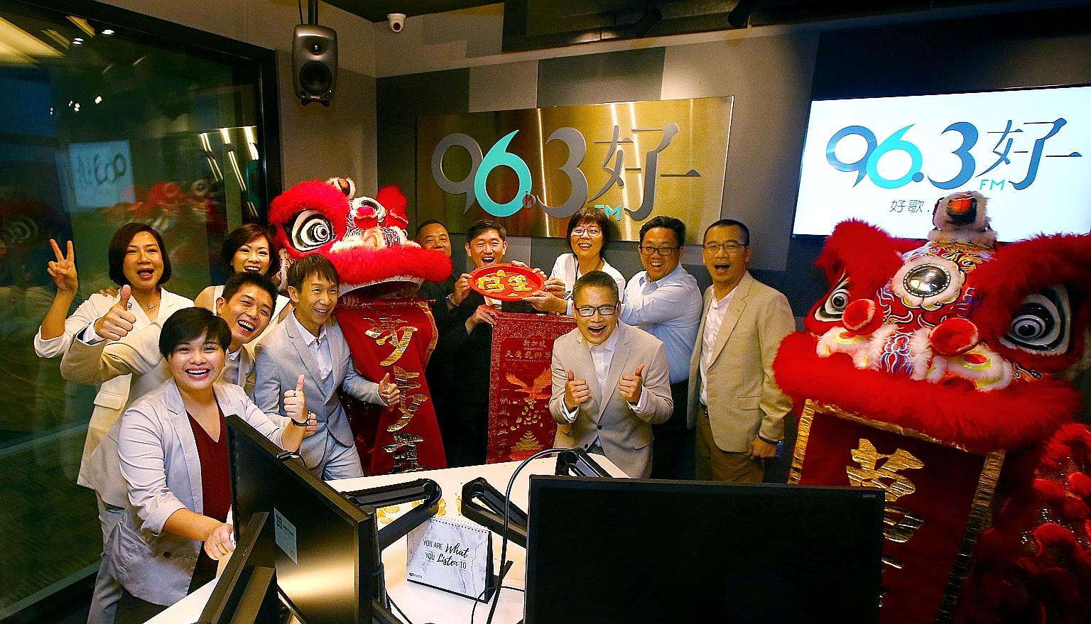 From left: DJ Anna Lim, producer Lee Wei Wei, DJs Wen Guo Xian, Chen Li Yi and Wang De Ming, SPH Radio general manager Sim Hong Huat (partially hidden), SPH deputy chief executive Anthony Tan, SPH Chinese Media Group head Lee Huay Leng, DJ Hong Wei W