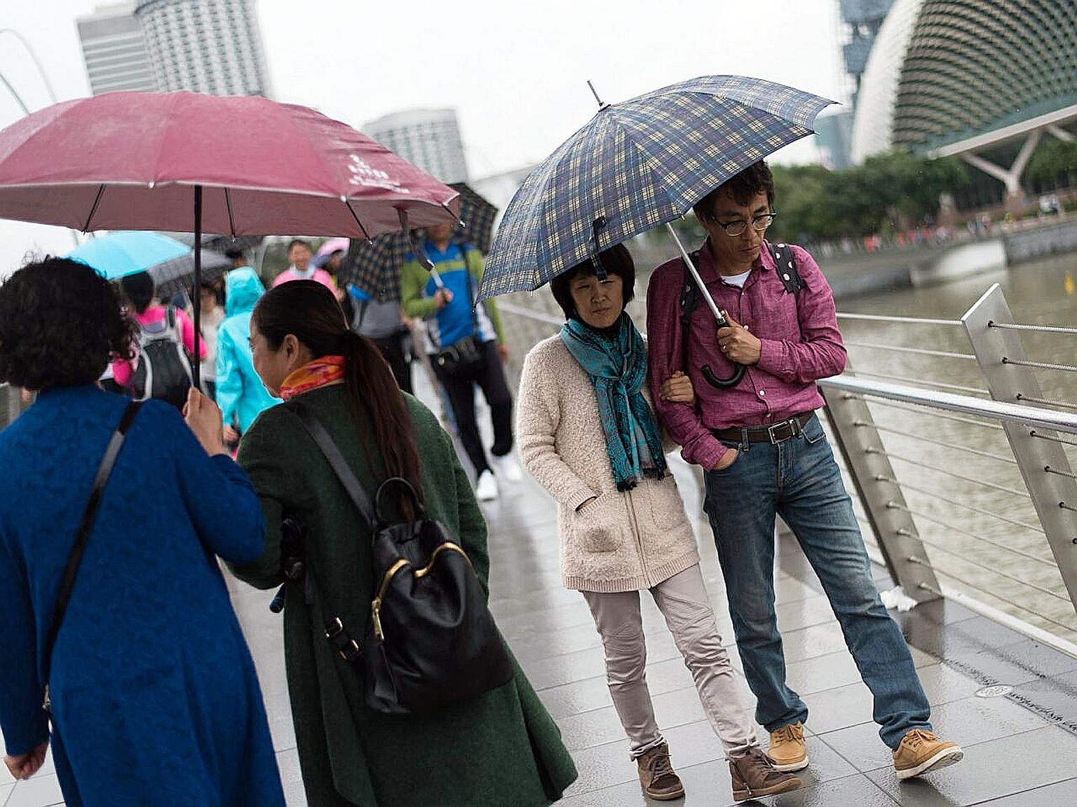 As a monsoon surge over the South China Sea continued to bring in cool air from the winter chill in the northern hemisphere, people in Singapore have been spotted staying warm by donning coats and scarves. Welfare organisations are also keeping a clo