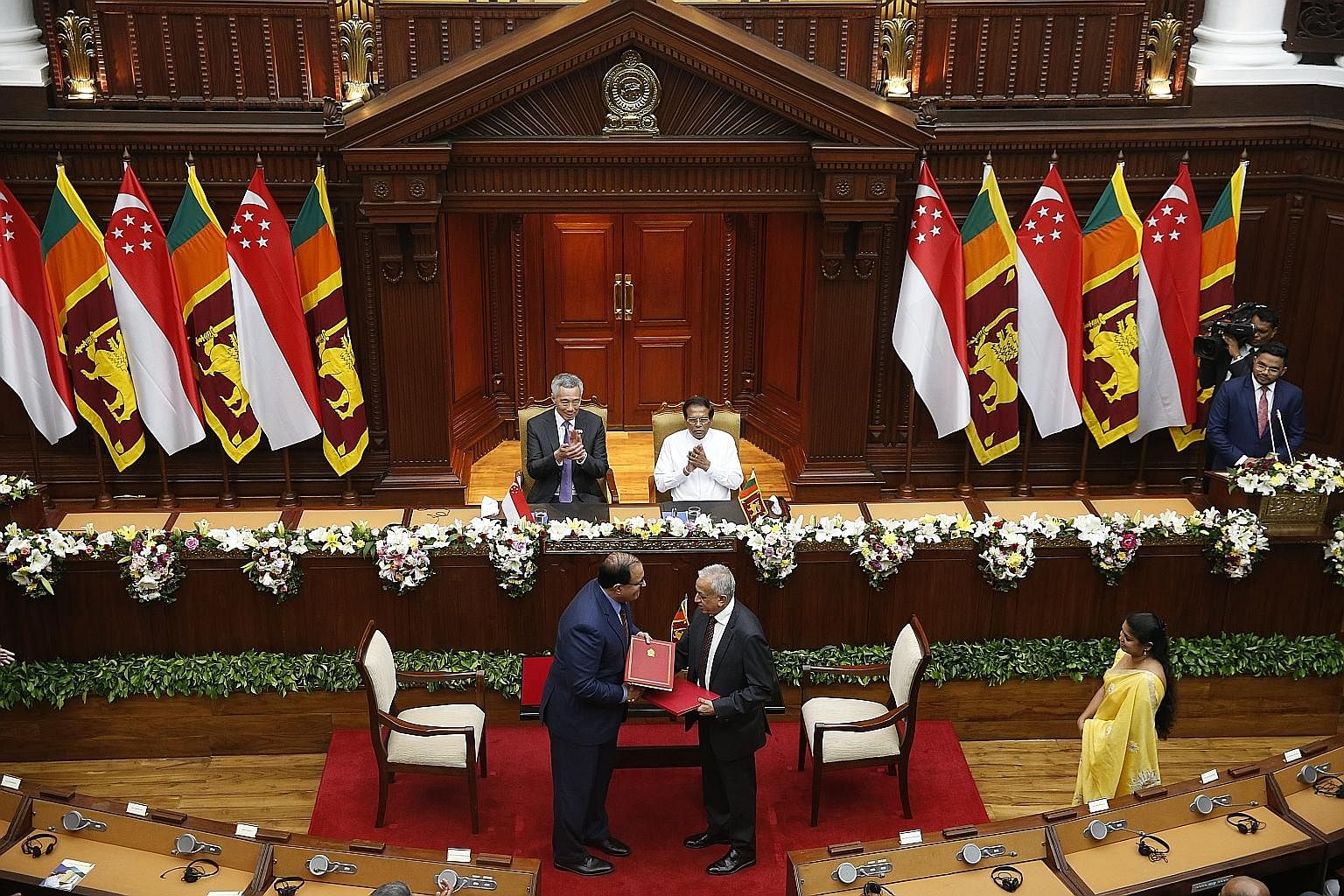 Prime Minister Lee Hsien Loong and Sri Lankan President Maithripala Sirisena witnessing the signing of the FTA yesterday between Minister of Trade and Industry (Industry) S. Iswaran and Sri Lankan Minister for Development Strategies and International
