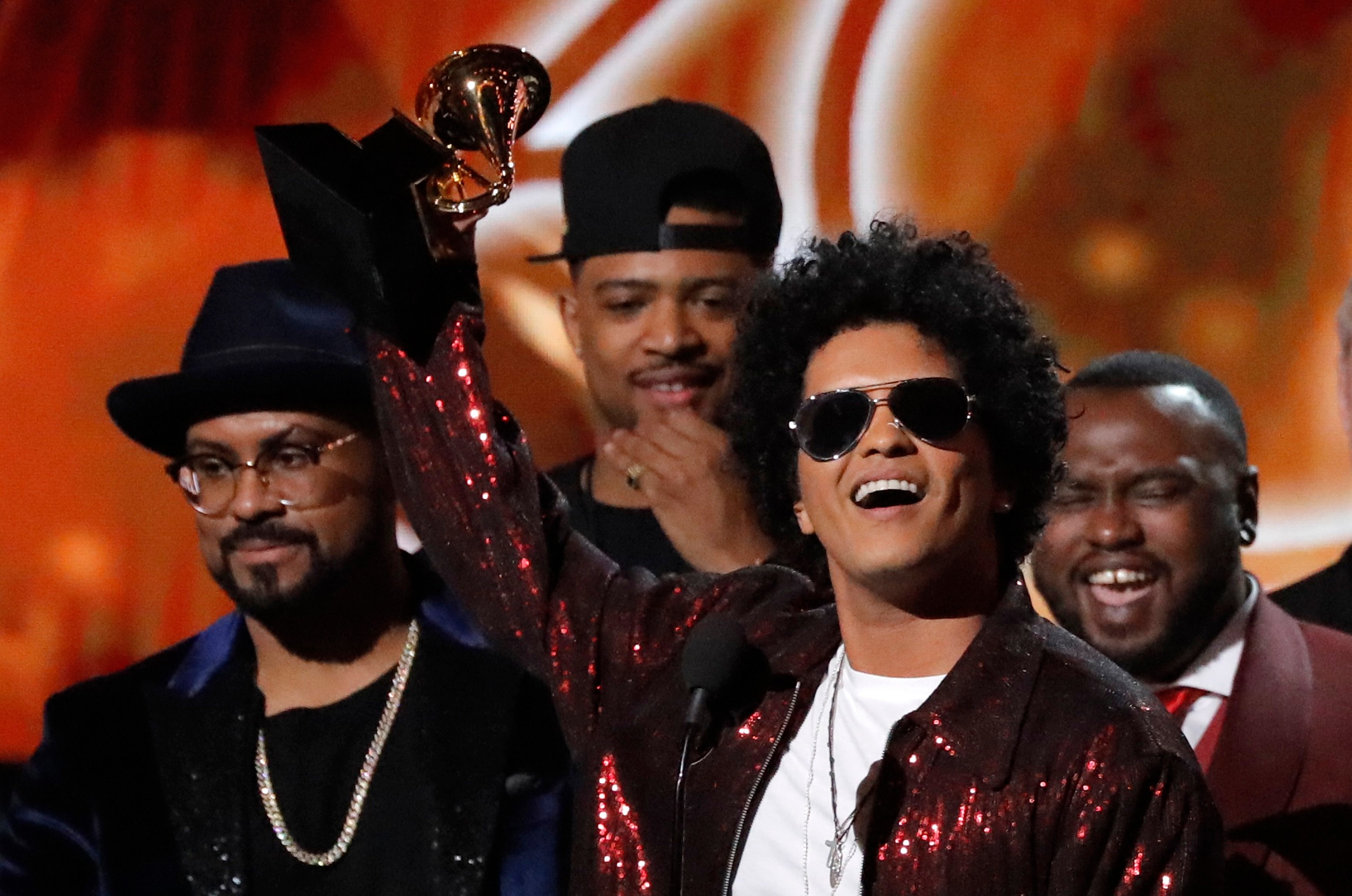 Grammy album. Бруно Марс 2018 Грэмми. Jackson 5 и Бруно Марс. Бруно Марс черные пантеры. R.Kelly вручение «Грэмми» 1998.